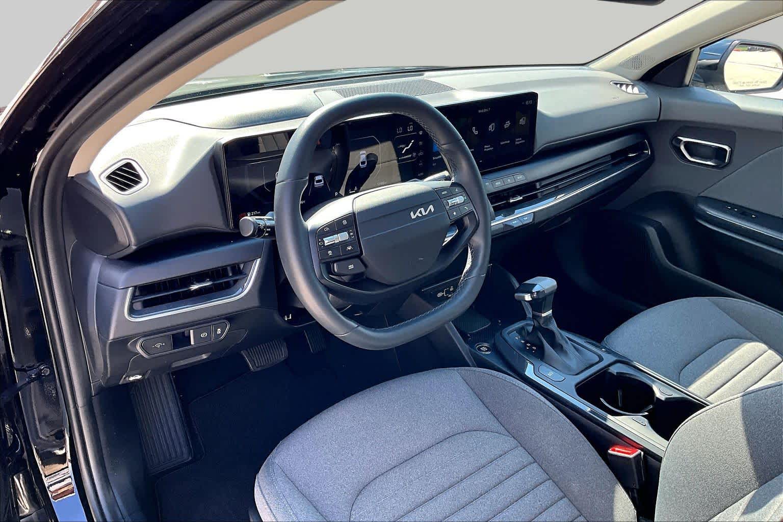 2025 Kia K4 photo 16 of 32