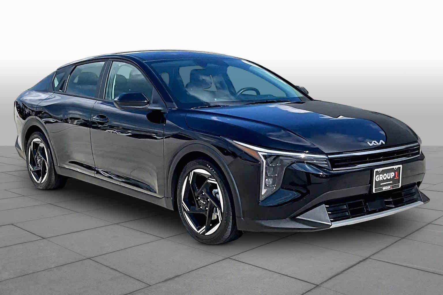 2025 Kia K4 photo 3 of 32