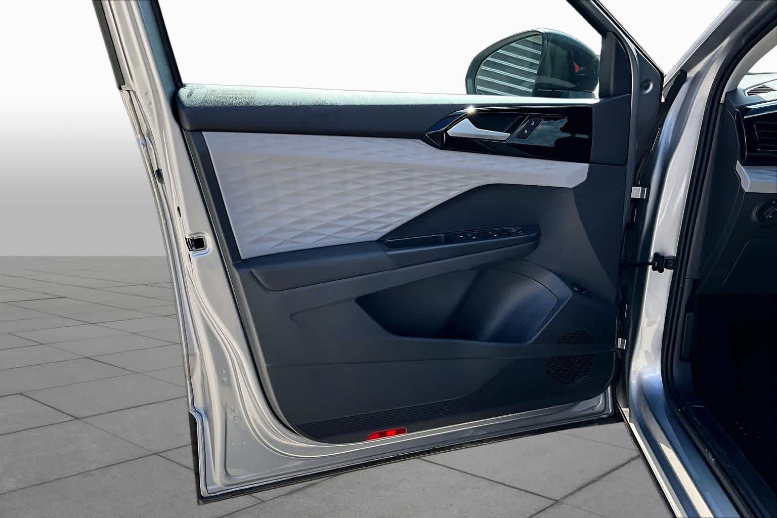 2023 Volkswagen Taos photo 39 of 63