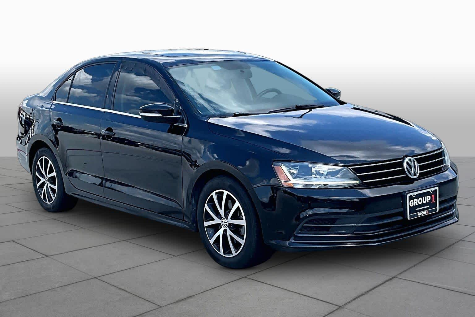 2017 Volkswagen Jetta photo 3 of 28
