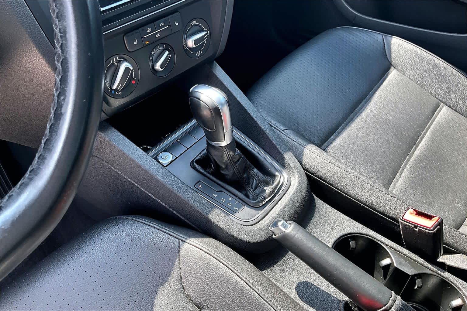 2017 Volkswagen Jetta photo 14 of 28
