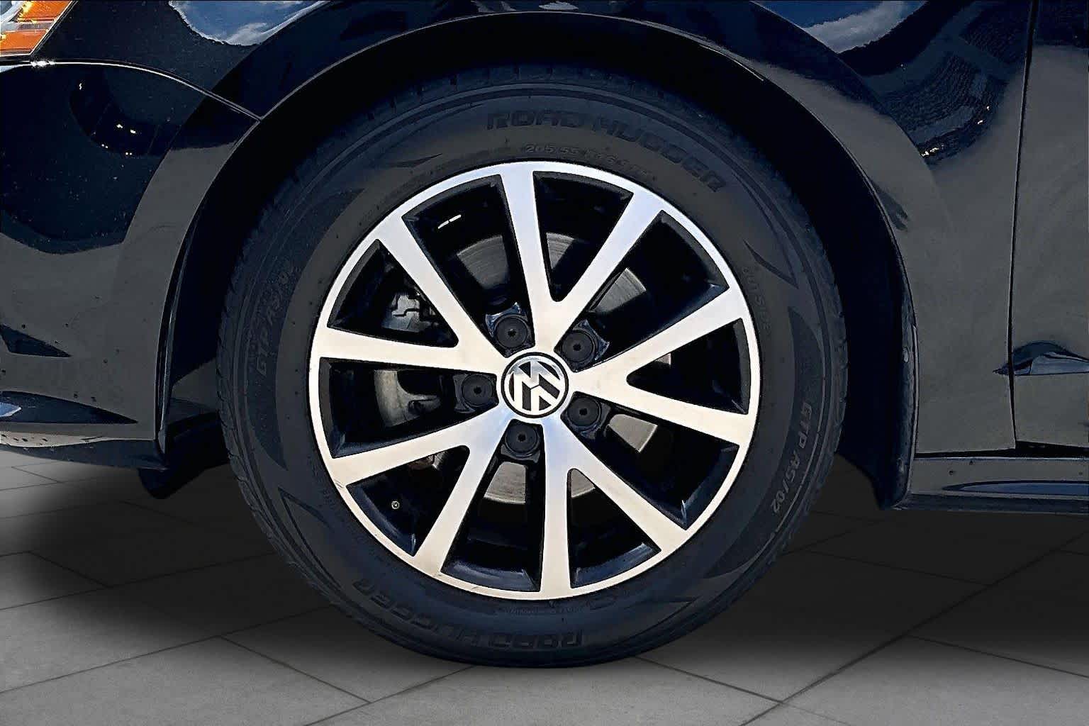 2017 Volkswagen Jetta photo 9 of 28