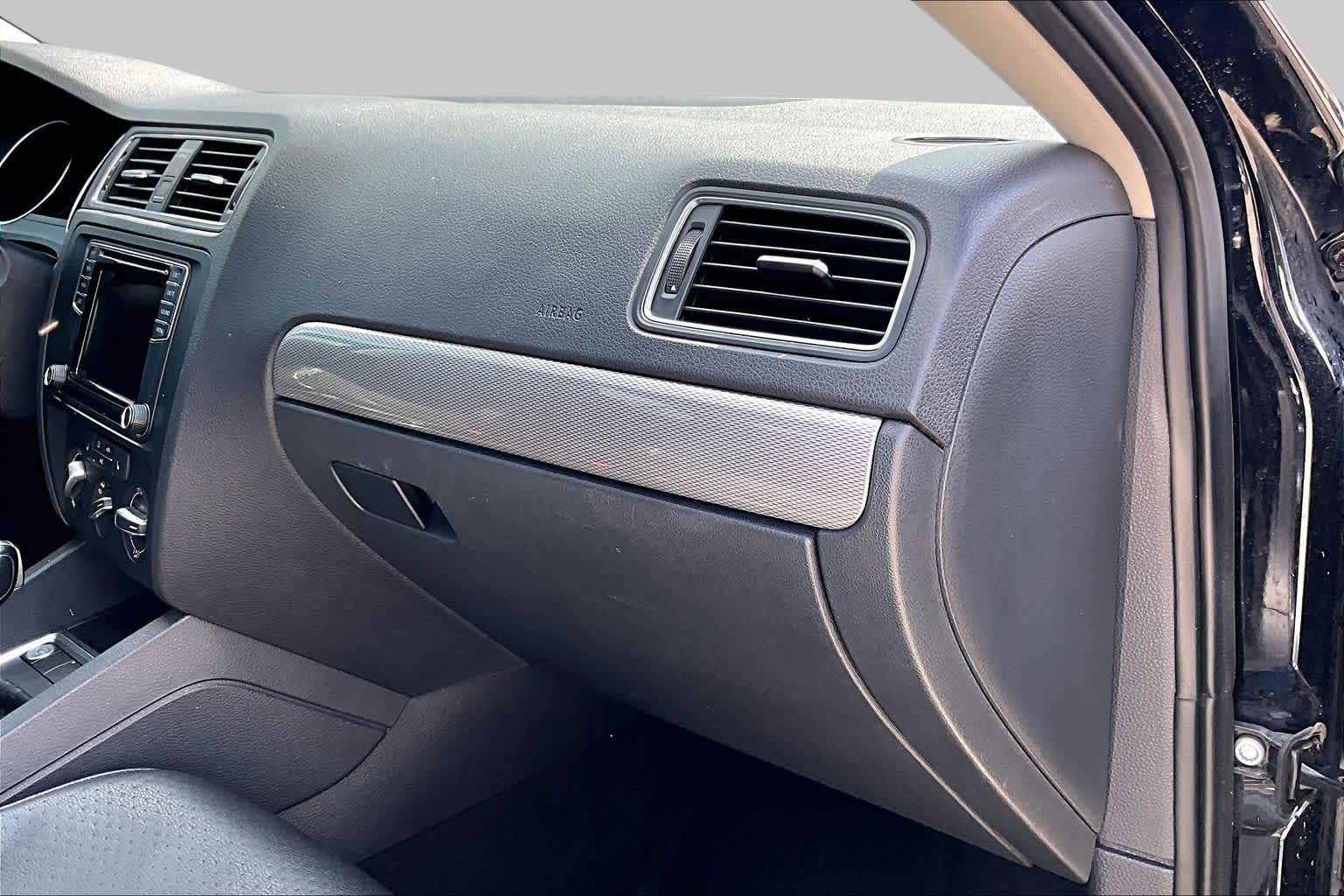 2017 Volkswagen Jetta photo 16 of 28