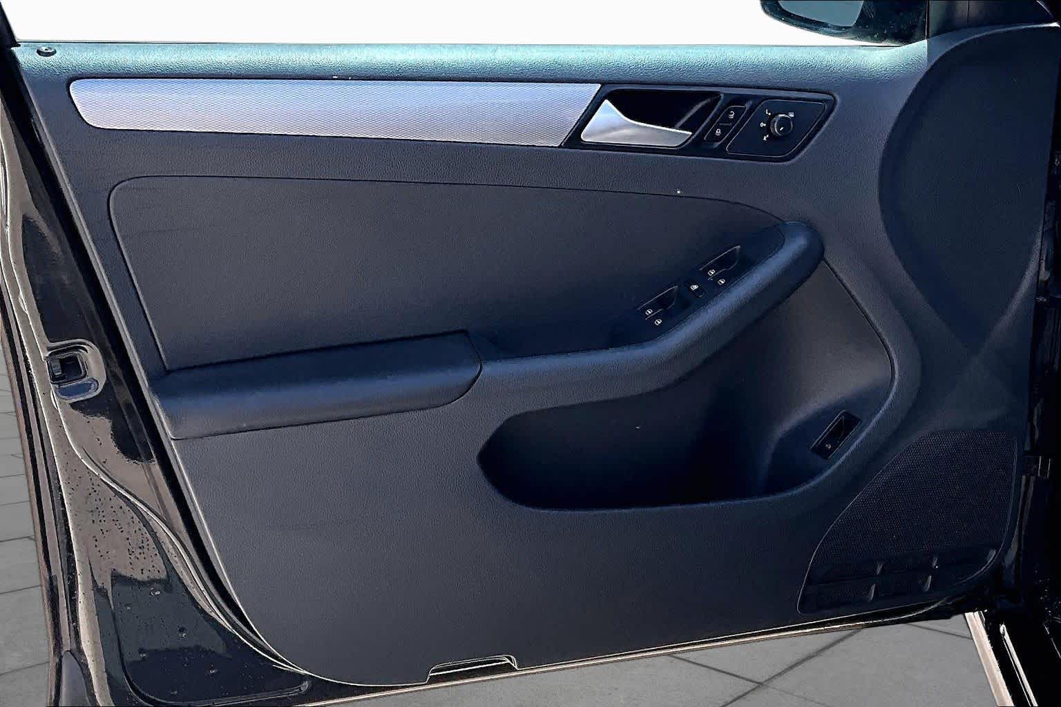 2017 Volkswagen Jetta photo 19 of 28