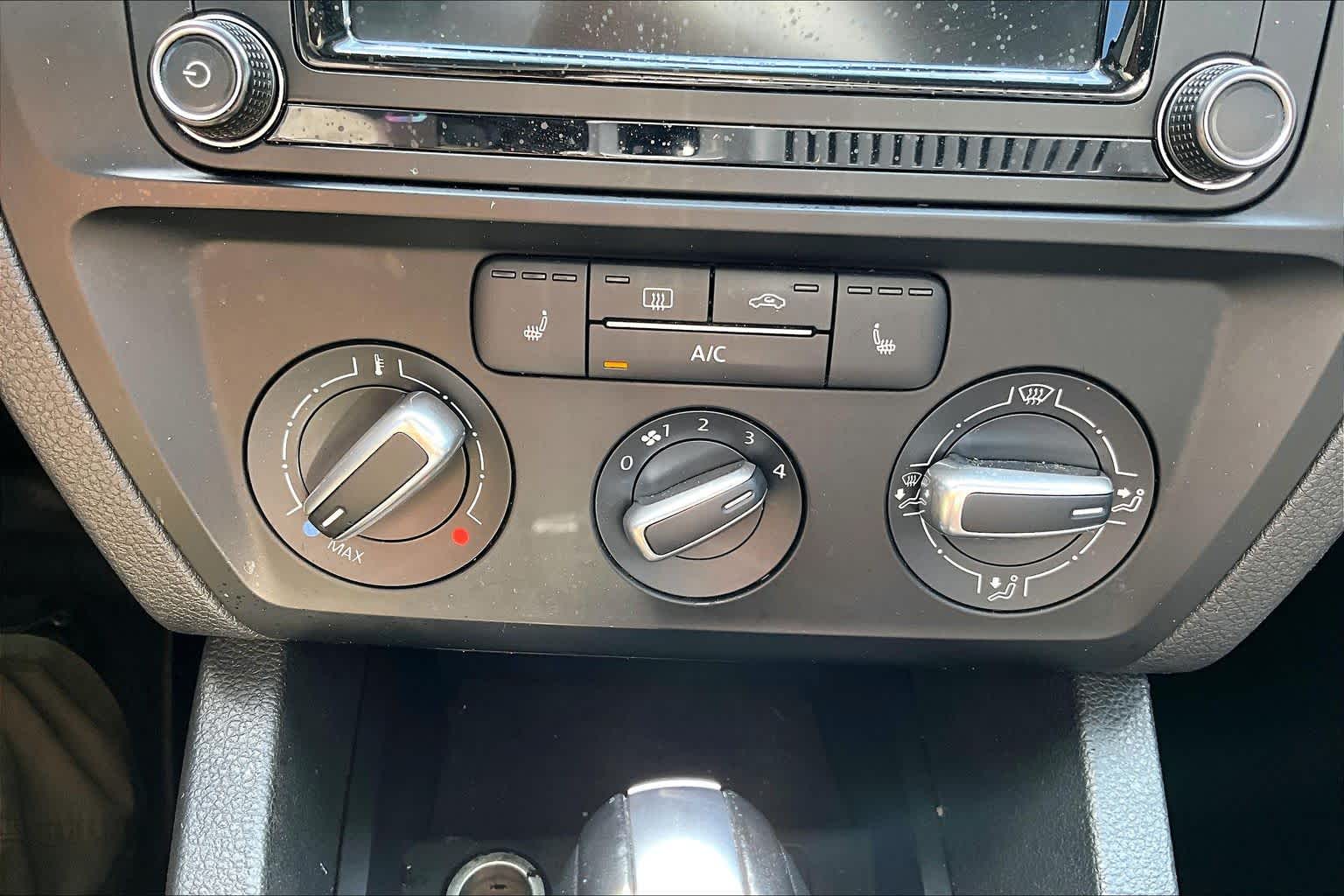 2017 Volkswagen Jetta photo 27 of 28