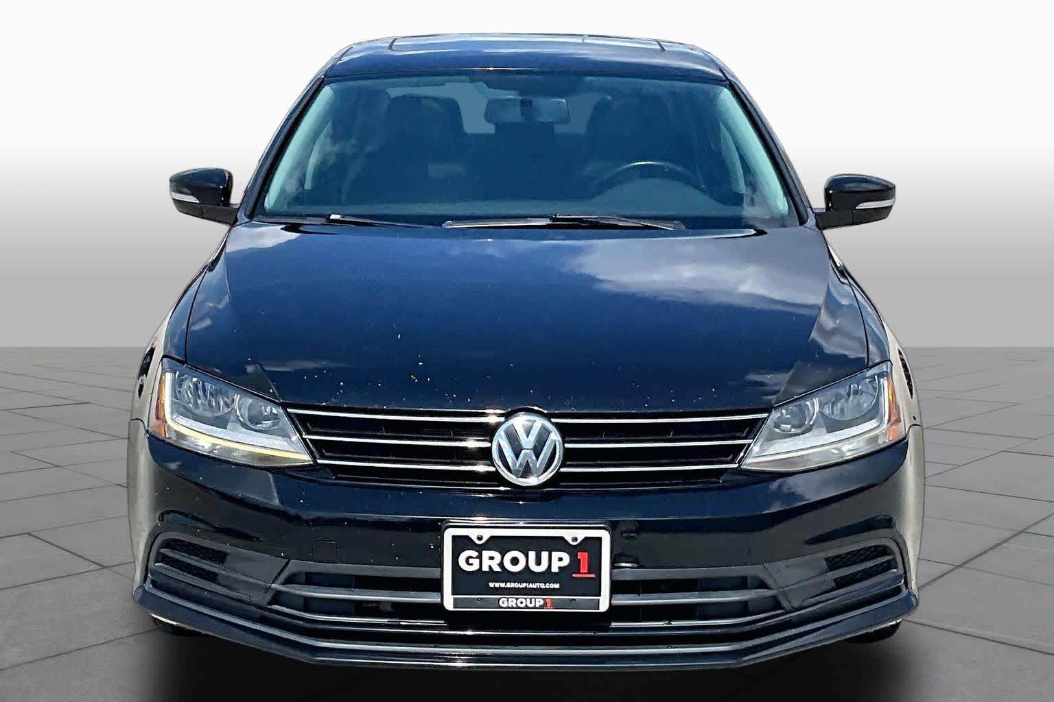 2017 Volkswagen Jetta photo 4 of 28