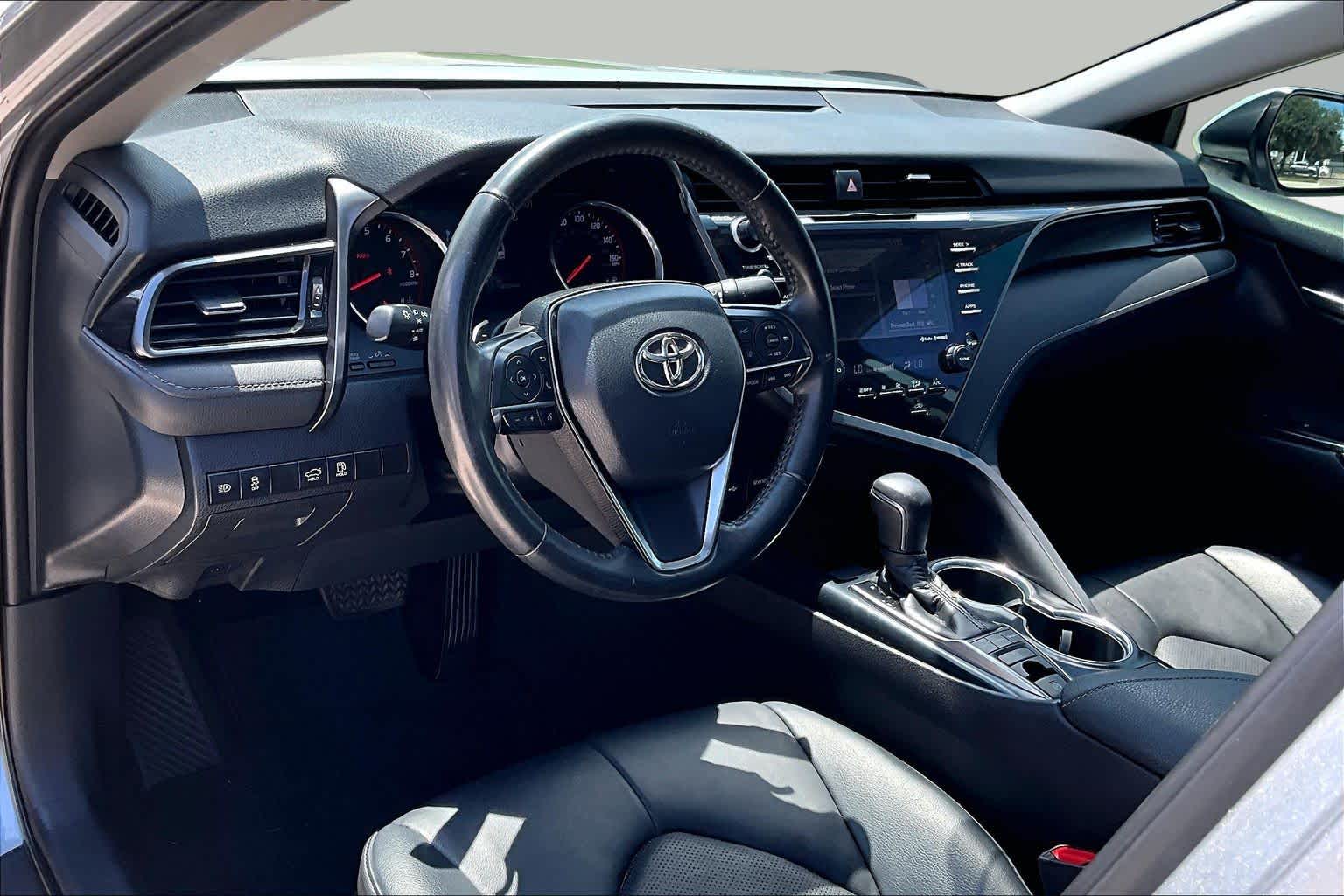 2020 Toyota Camry photo 16 of 32