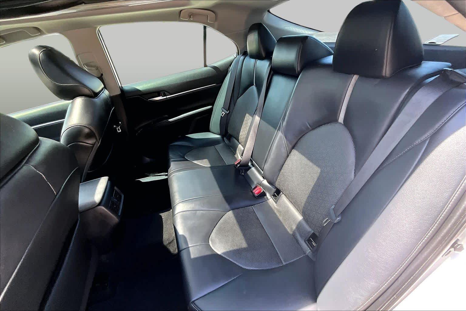 2020 Toyota Camry photo 18 of 32