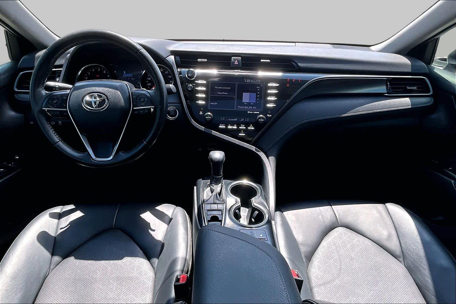 2020 Toyota Camry photo 14 of 32