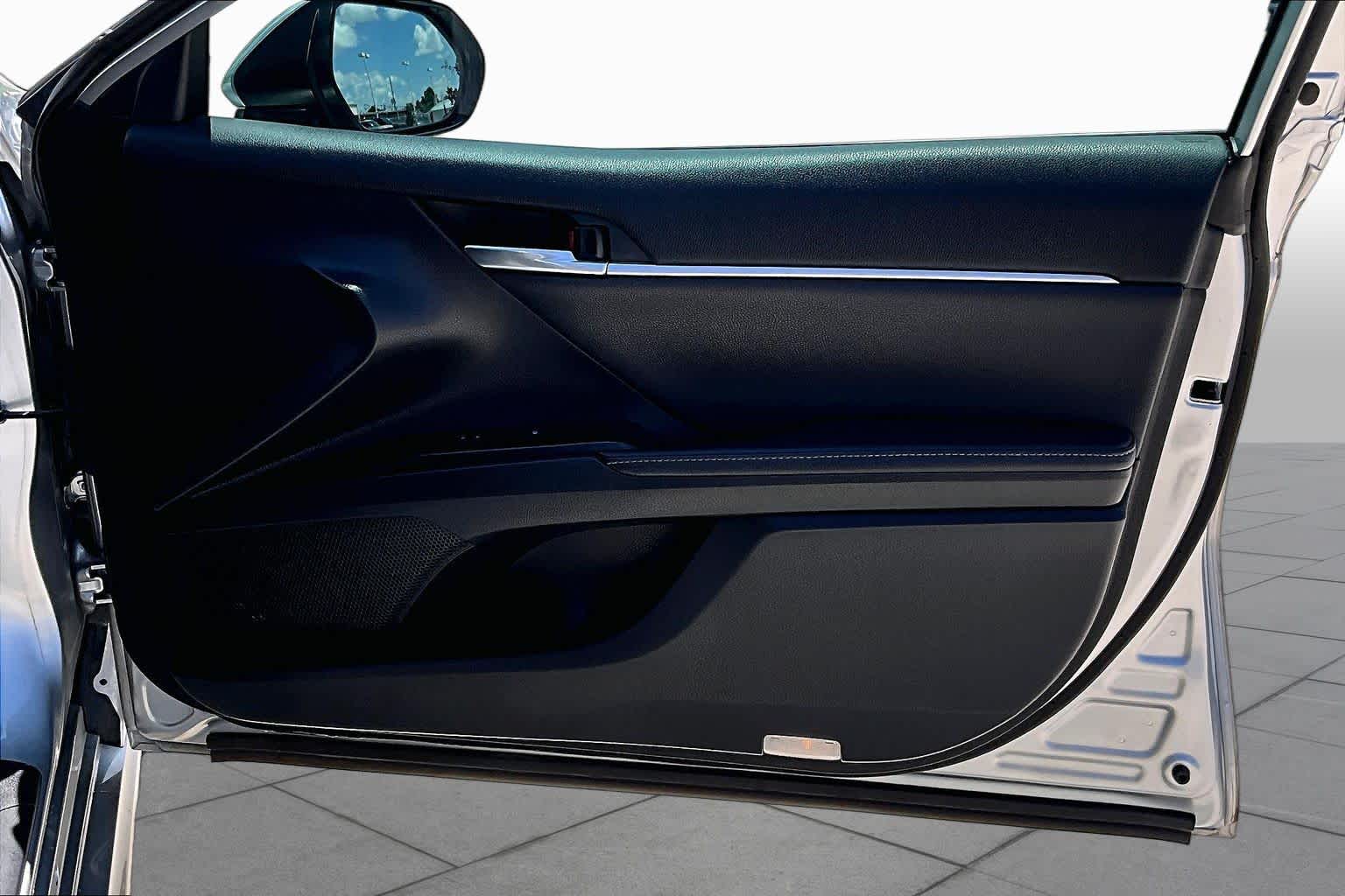 2020 Toyota Camry photo 21 of 32