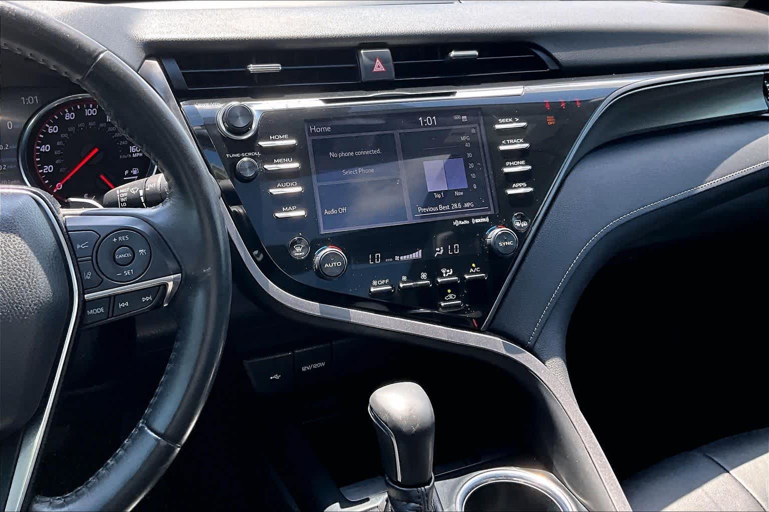 2020 Toyota Camry photo 7 of 32