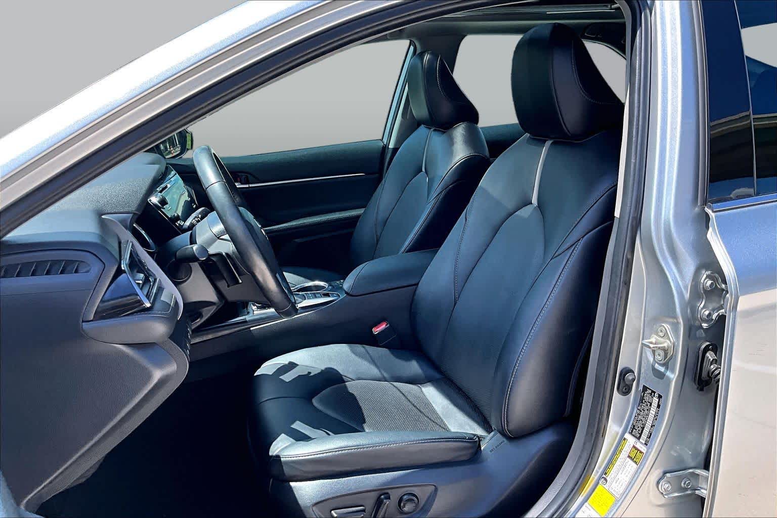 2020 Toyota Camry photo 8 of 32