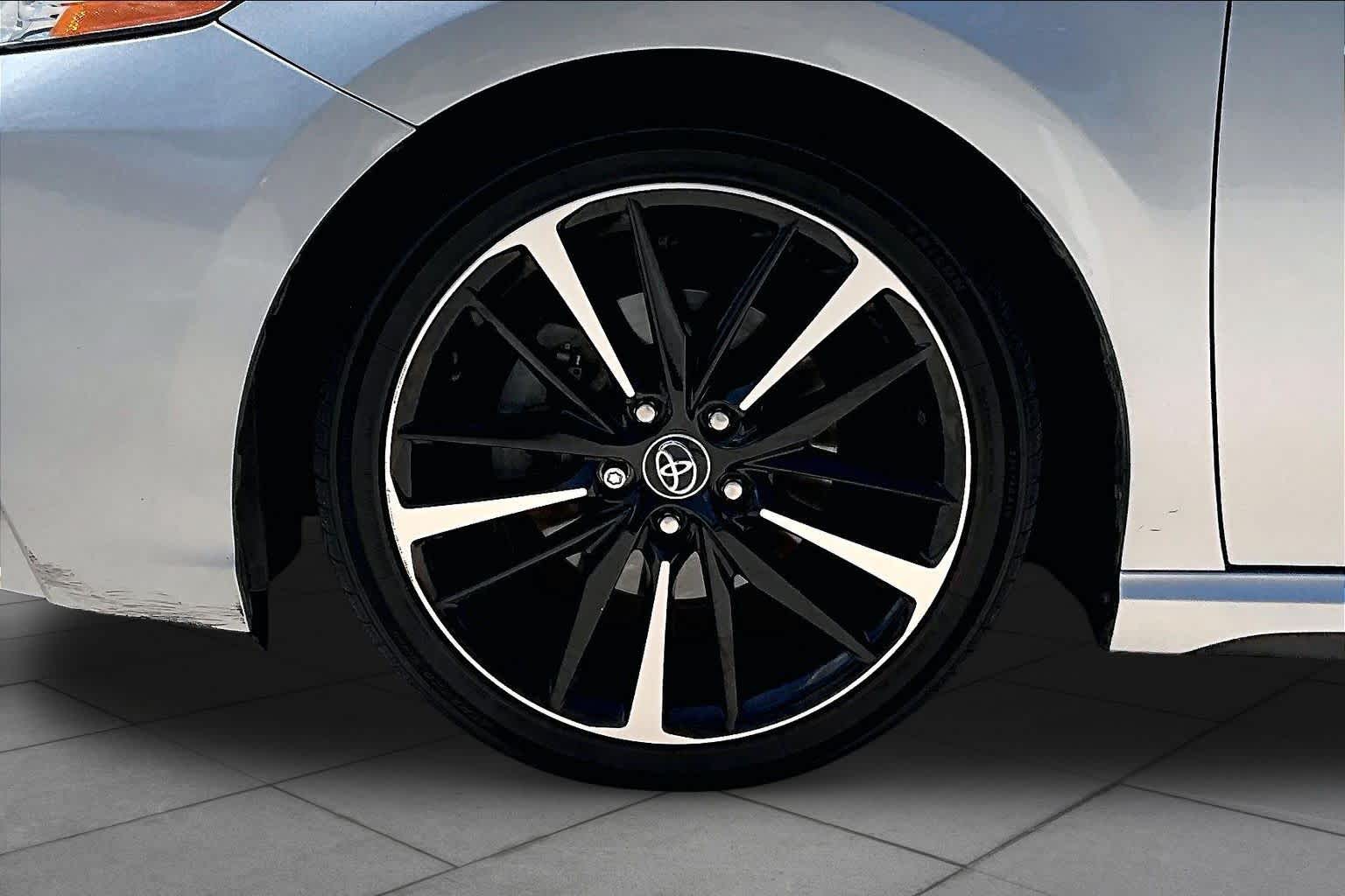 2020 Toyota Camry photo 10 of 32