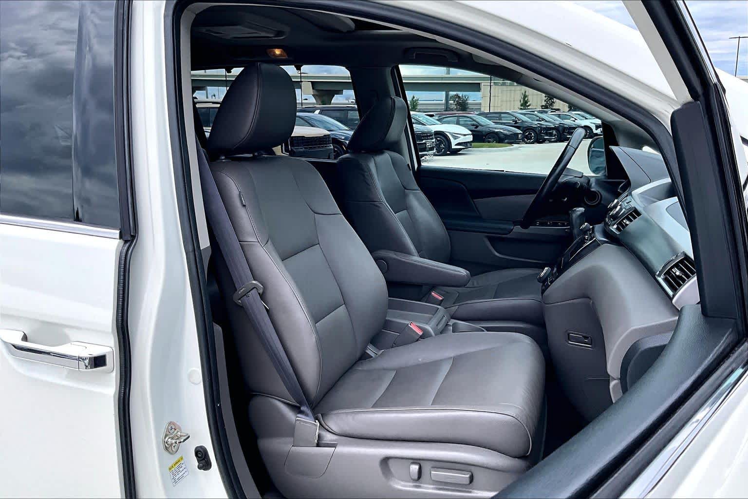 2016 Honda Odyssey Touring White Diamond Pearl at AutoNation USA Katy