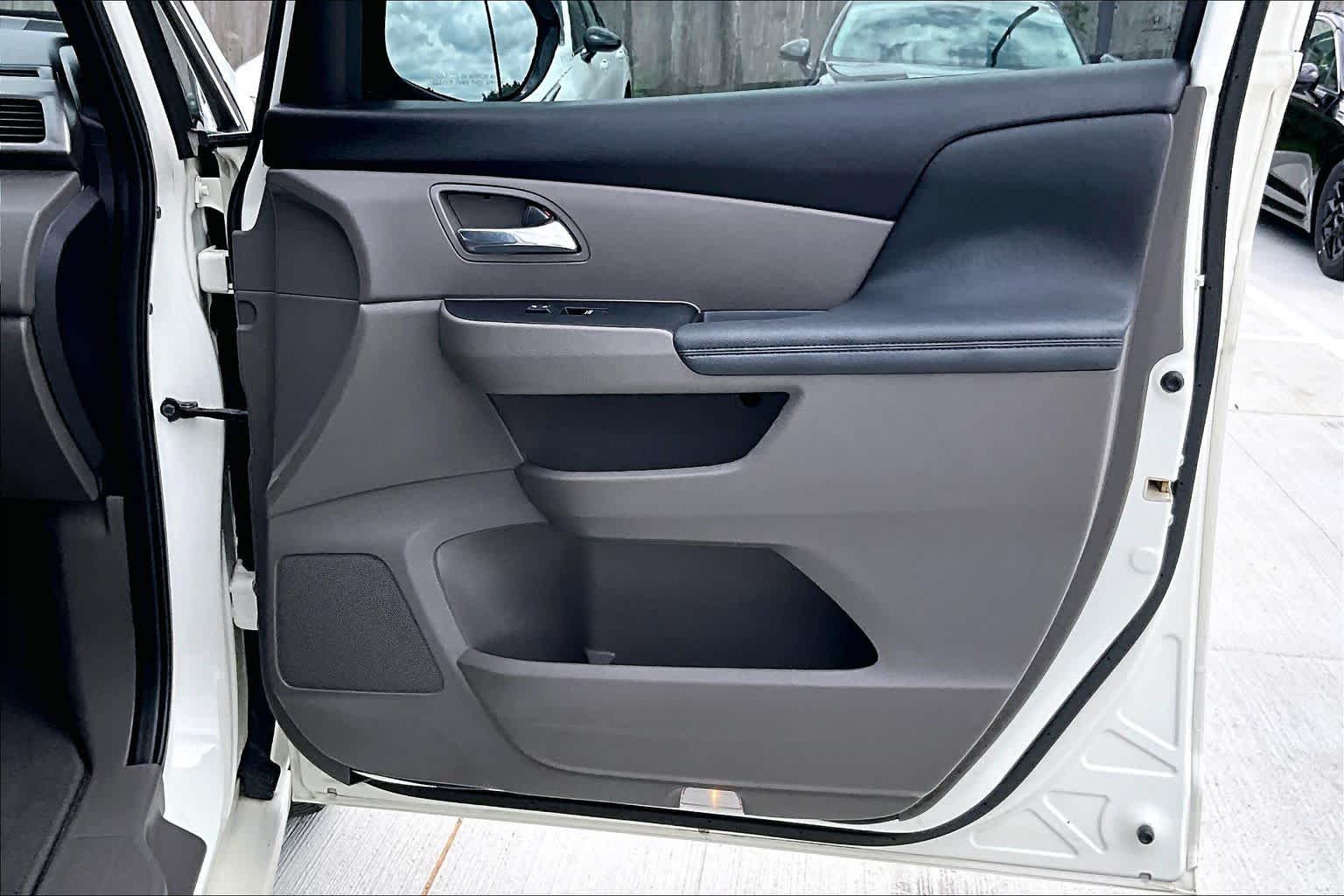 2016 Honda Odyssey Touring White Diamond Pearl at AutoNation USA Katy