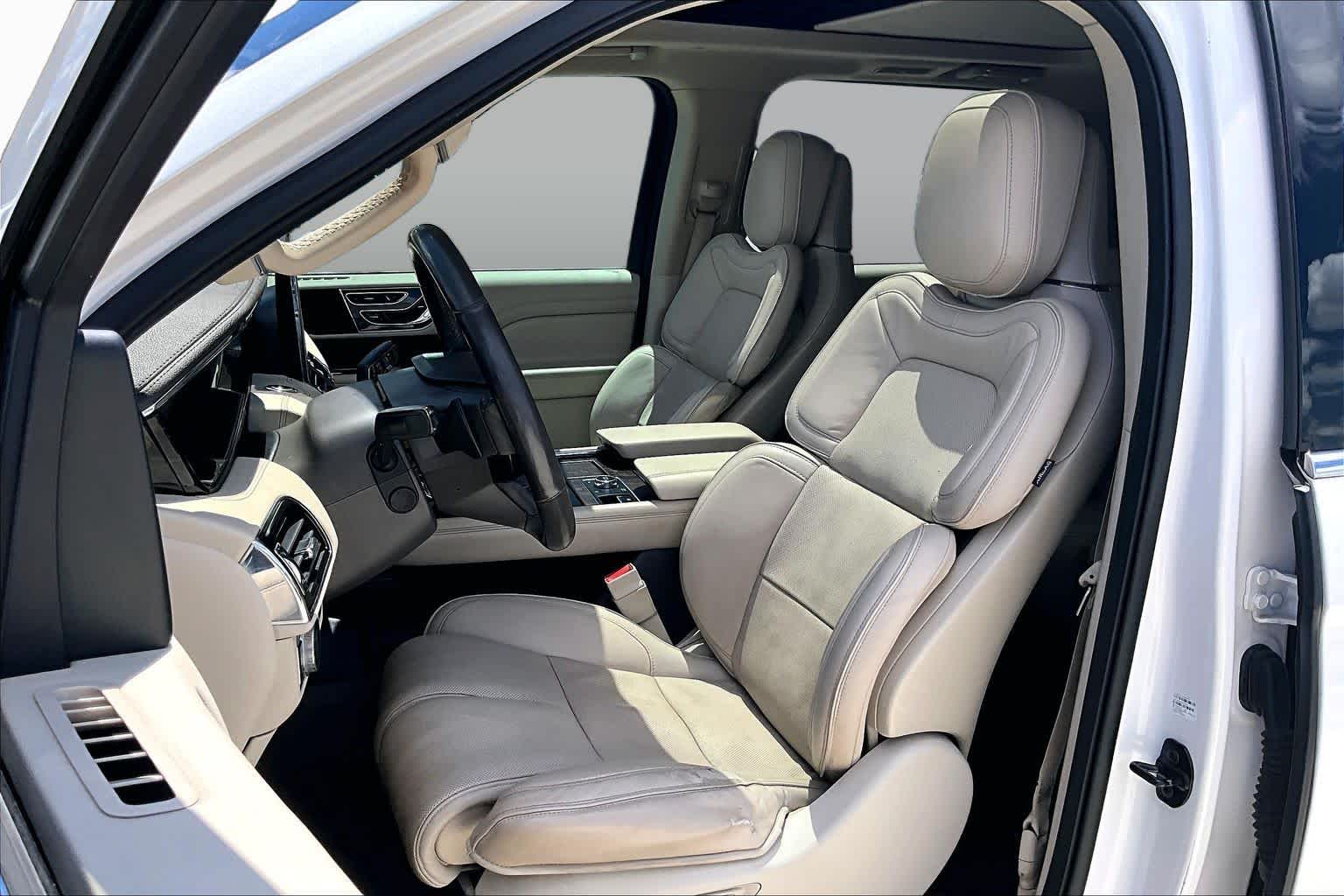 2019 Lincoln Navigator Select White Platinum Tri-Coat at Tomball Ford