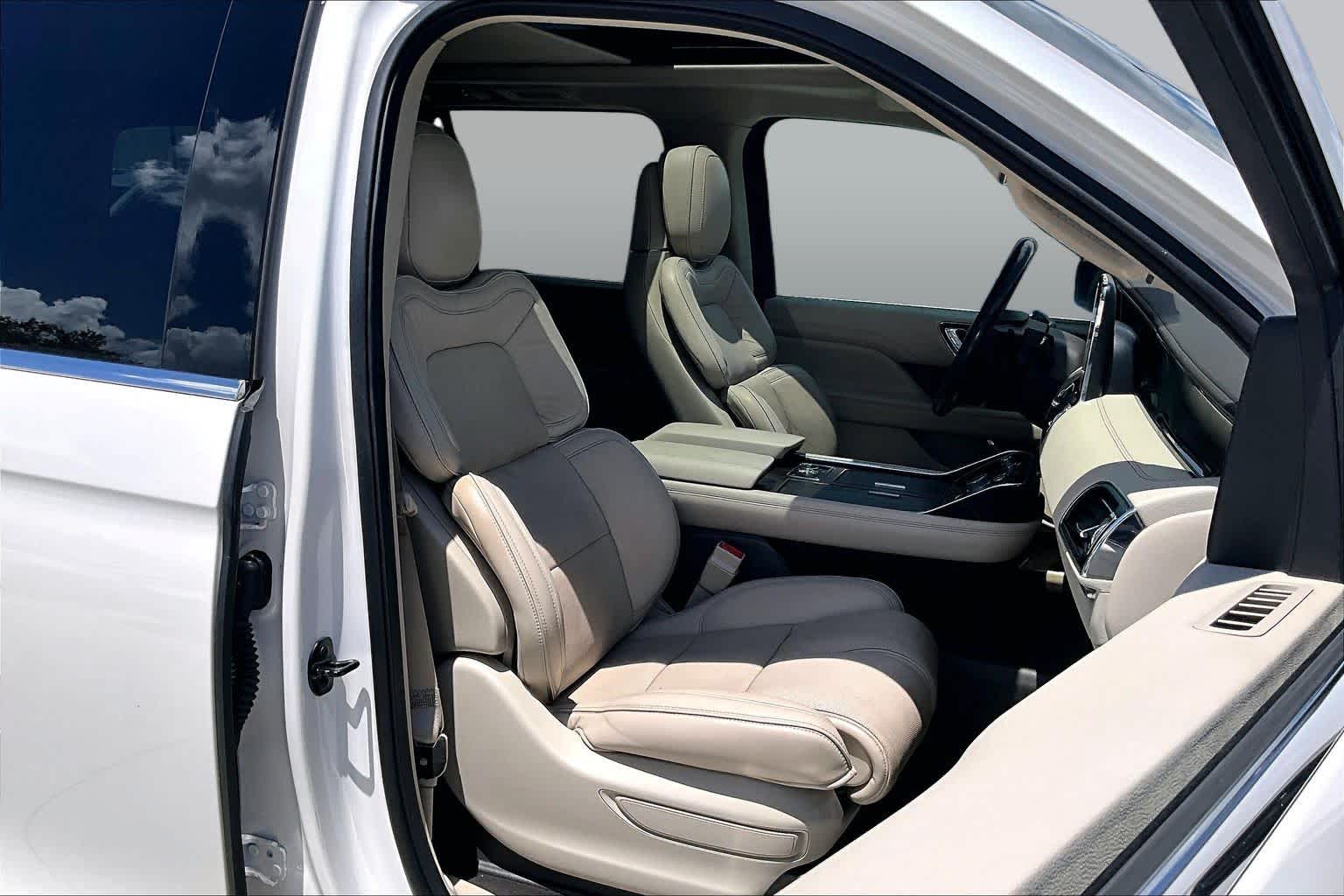 2019 Lincoln Navigator Select White Platinum Tri-Coat at Tomball Ford