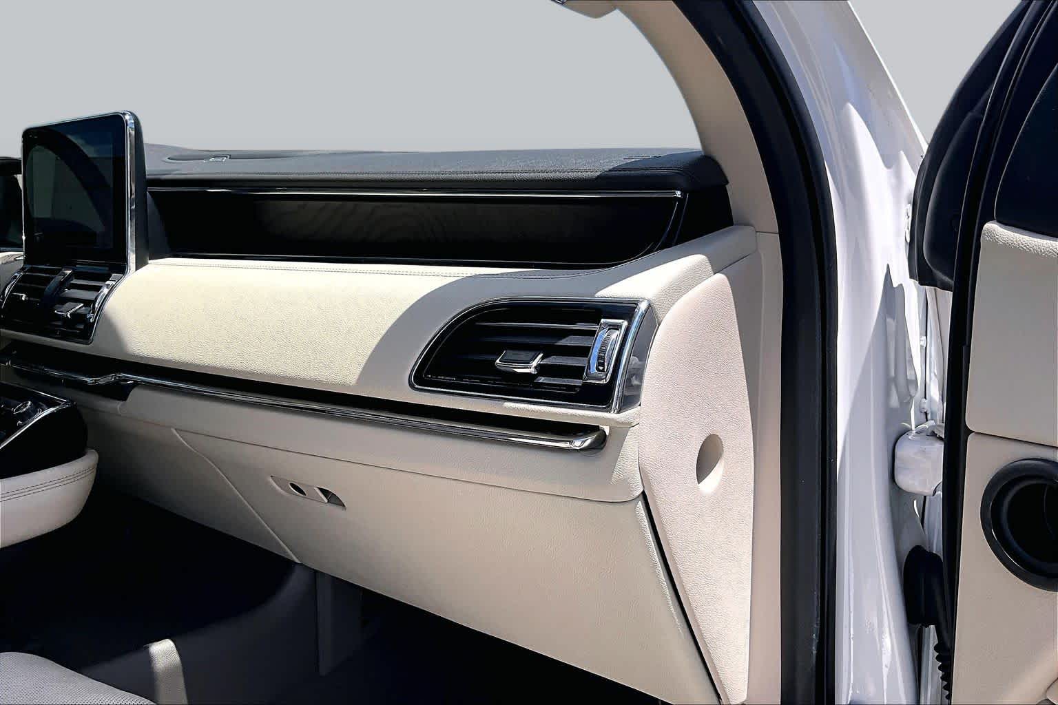2019 Lincoln Navigator Select White Platinum Tri-Coat at Tomball Ford
