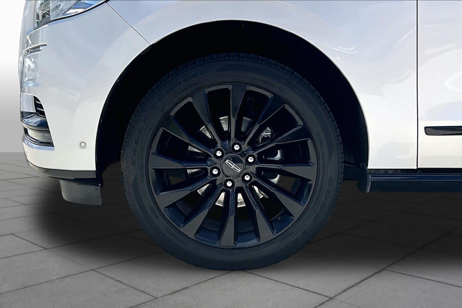 2019 Lincoln Navigator Select White Platinum Tri-Coat at Tomball Ford