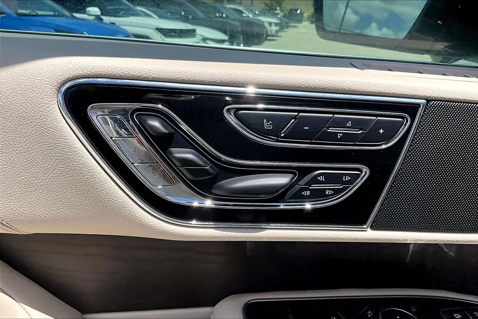 2019 Lincoln Navigator Select White Platinum Tri-Coat at Tomball Ford
