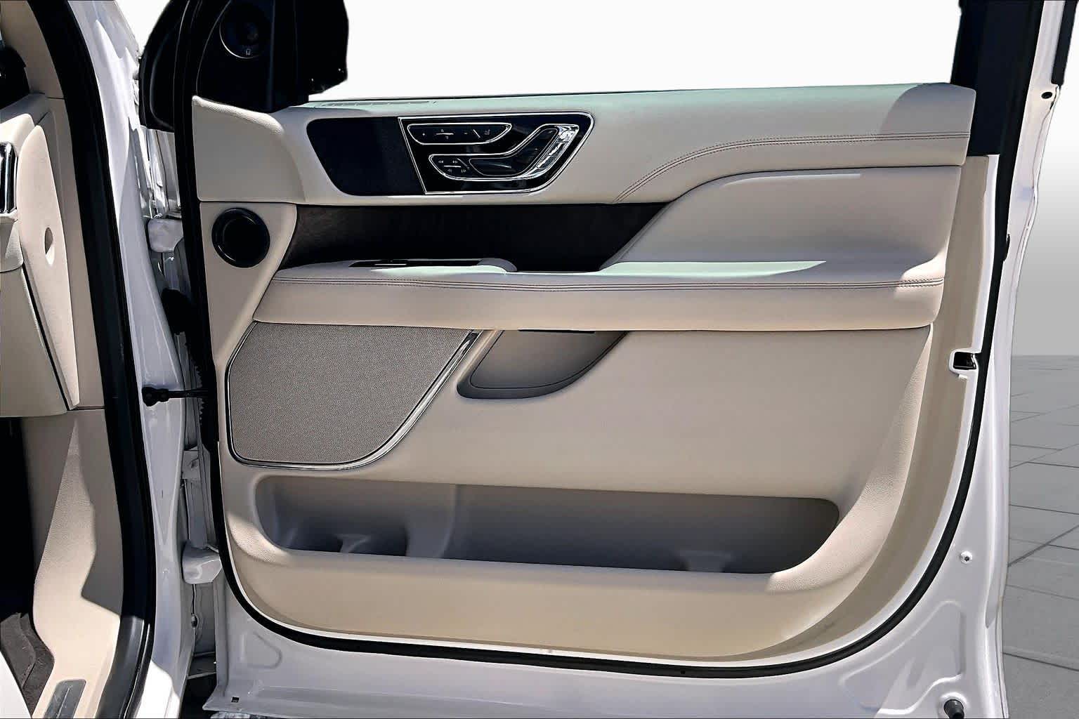 2019 Lincoln Navigator Select White Platinum Tri-Coat at Tomball Ford