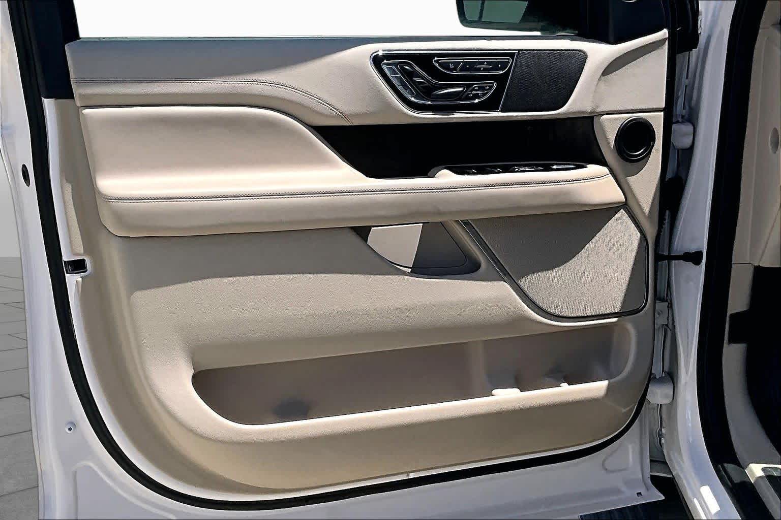 2019 Lincoln Navigator Select White Platinum Tri-Coat at Tomball Ford