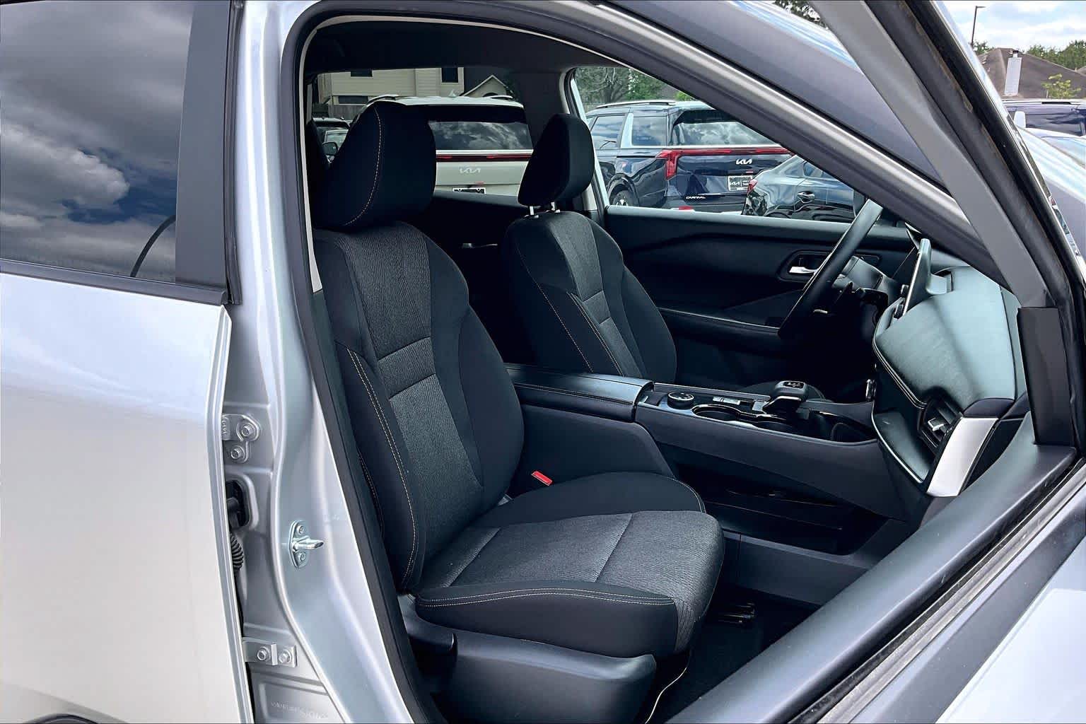 2024 Nissan Rogue SV - 8