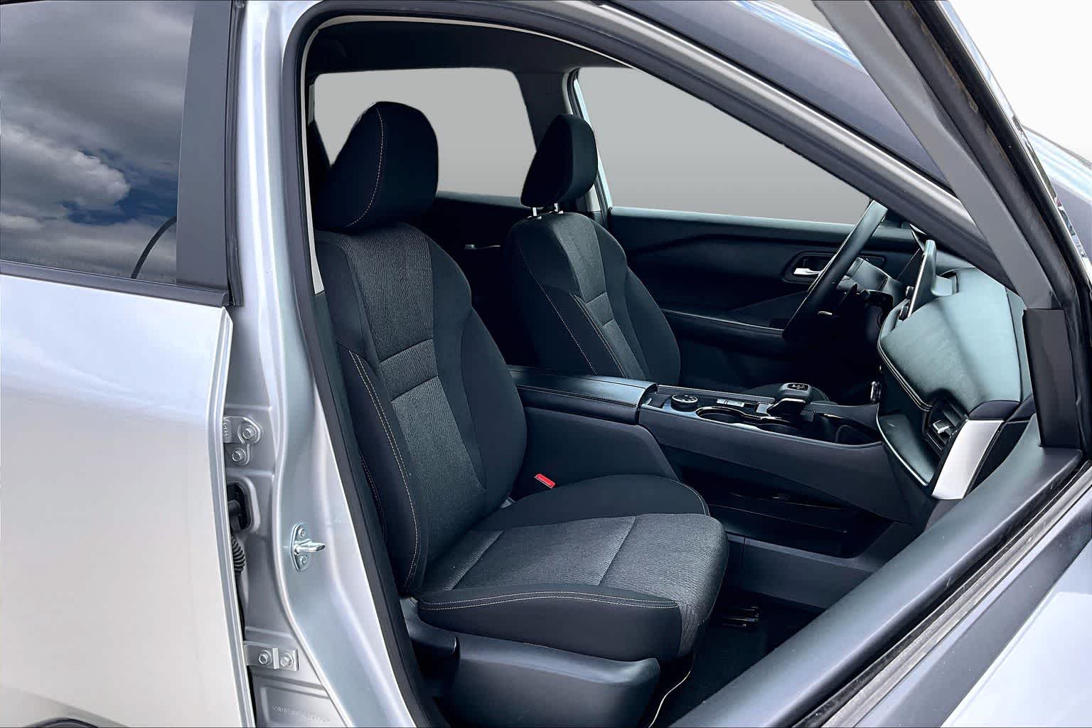 2024 Nissan Rogue SV - 8