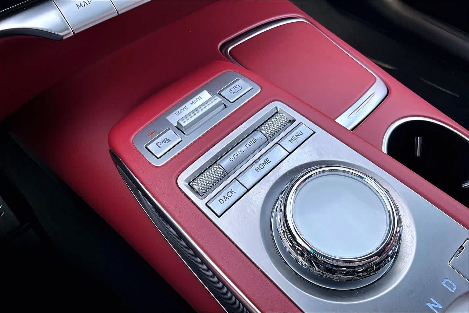 2025 Genesis GV70 photo 36 of 37