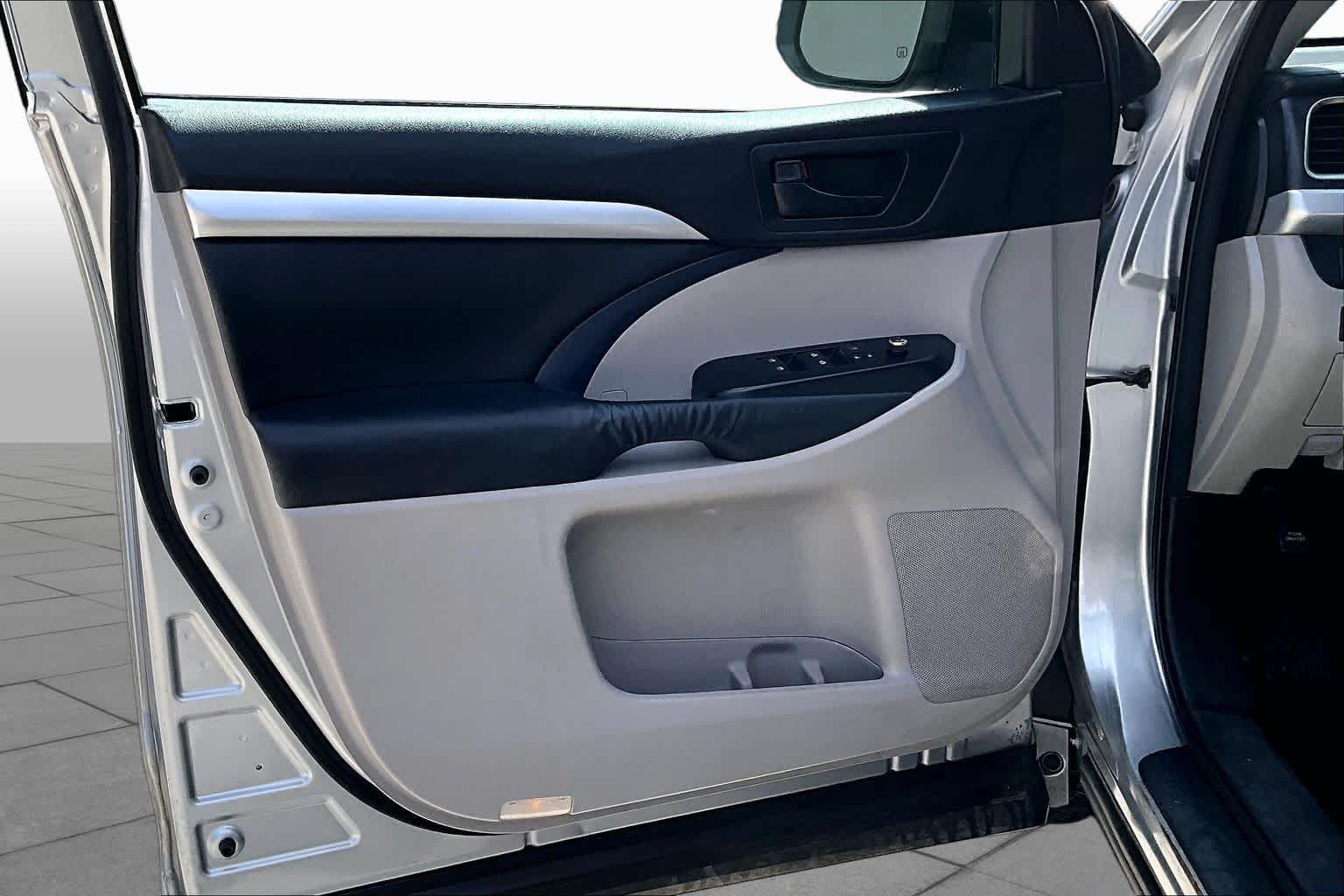 2014 Toyota Highlander photo 20 of 31