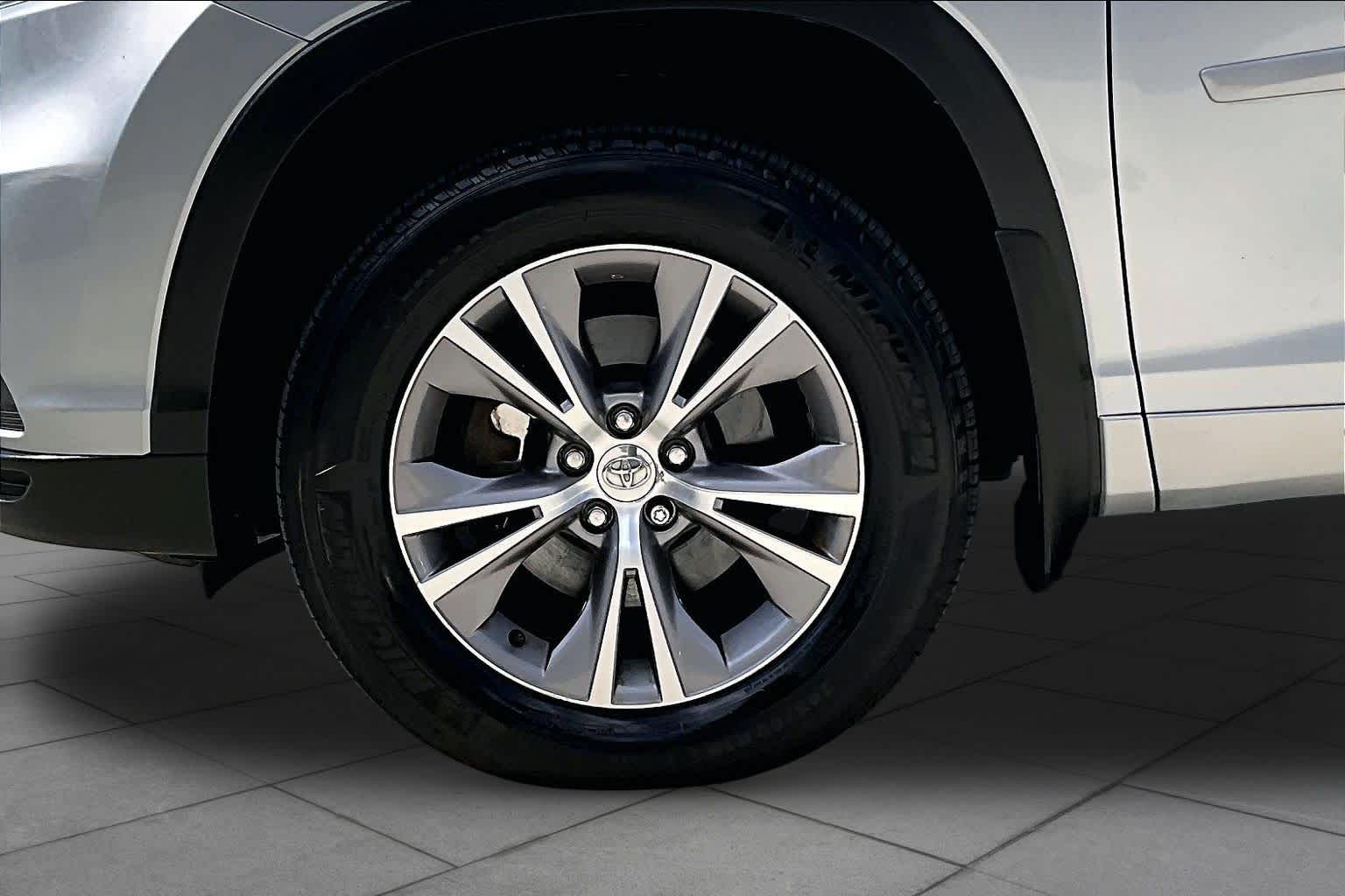 2014 Toyota Highlander photo 10 of 31