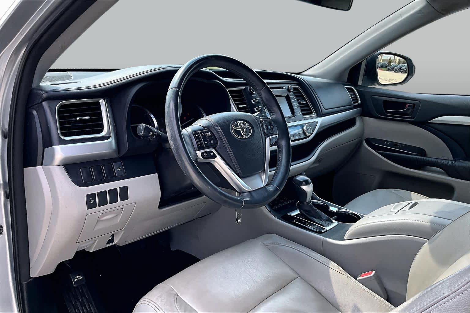 2014 Toyota Highlander photo 16 of 31
