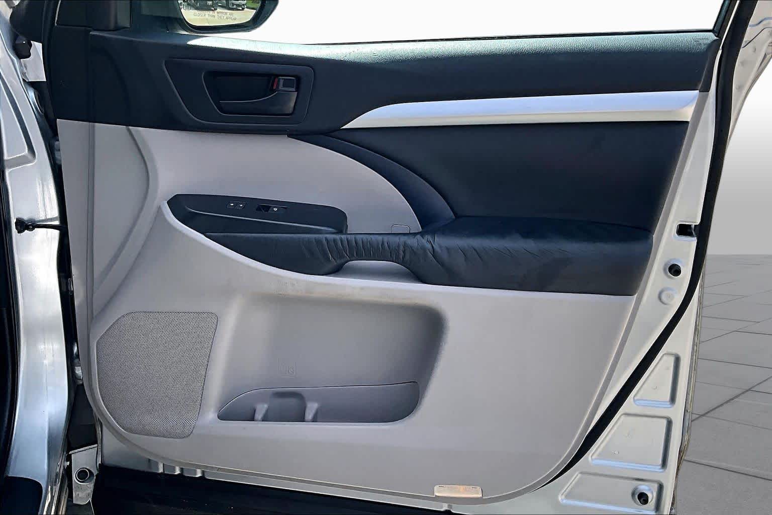 2014 Toyota Highlander photo 21 of 31