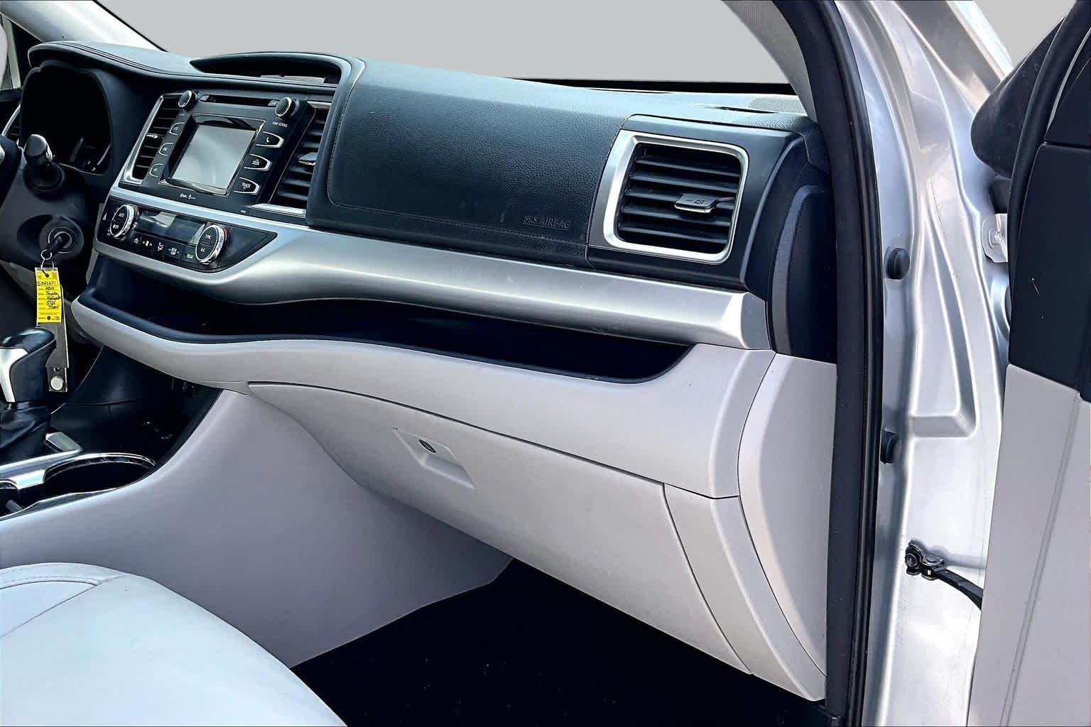 2014 Toyota Highlander photo 17 of 31
