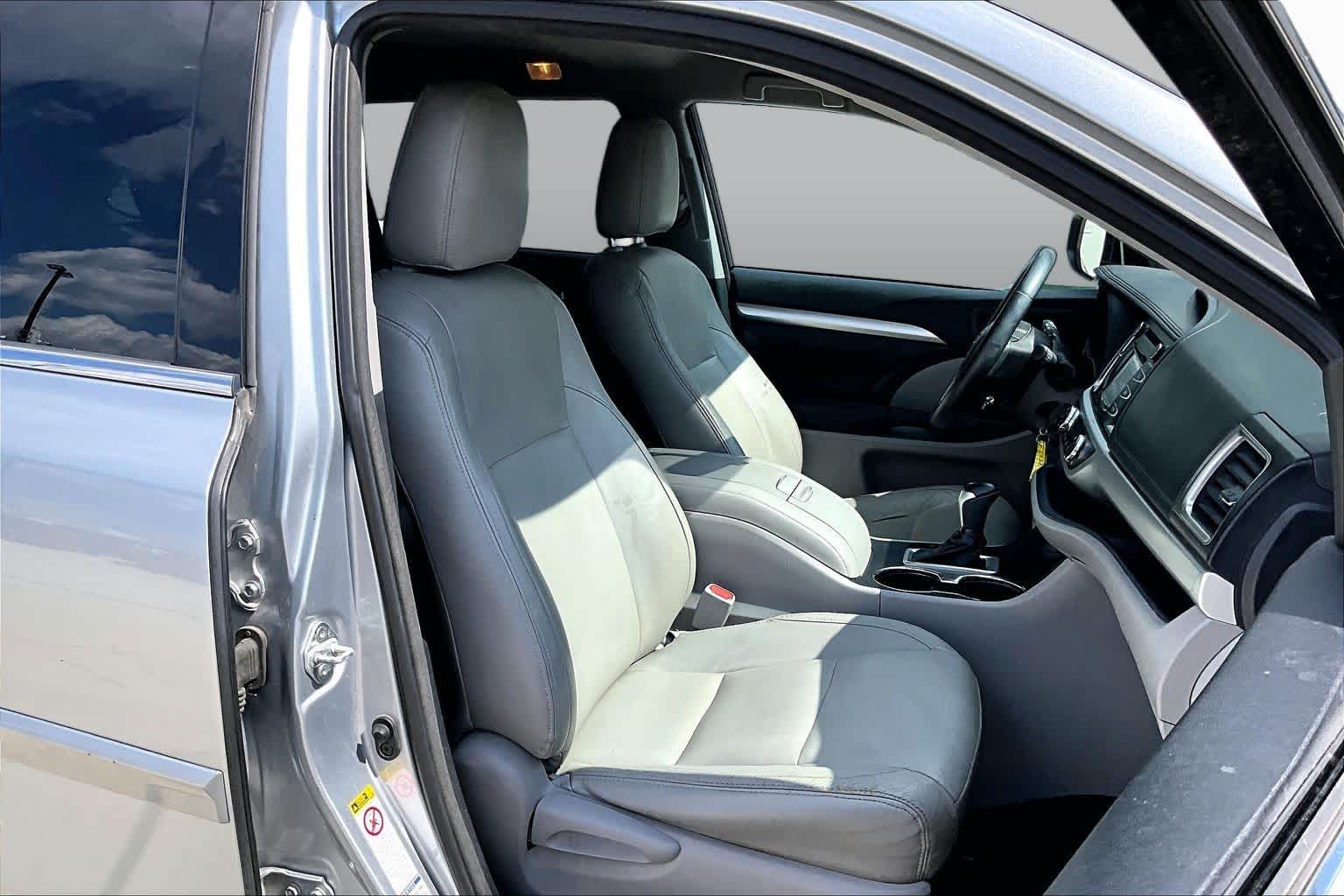 2014 Toyota Highlander photo 9 of 31