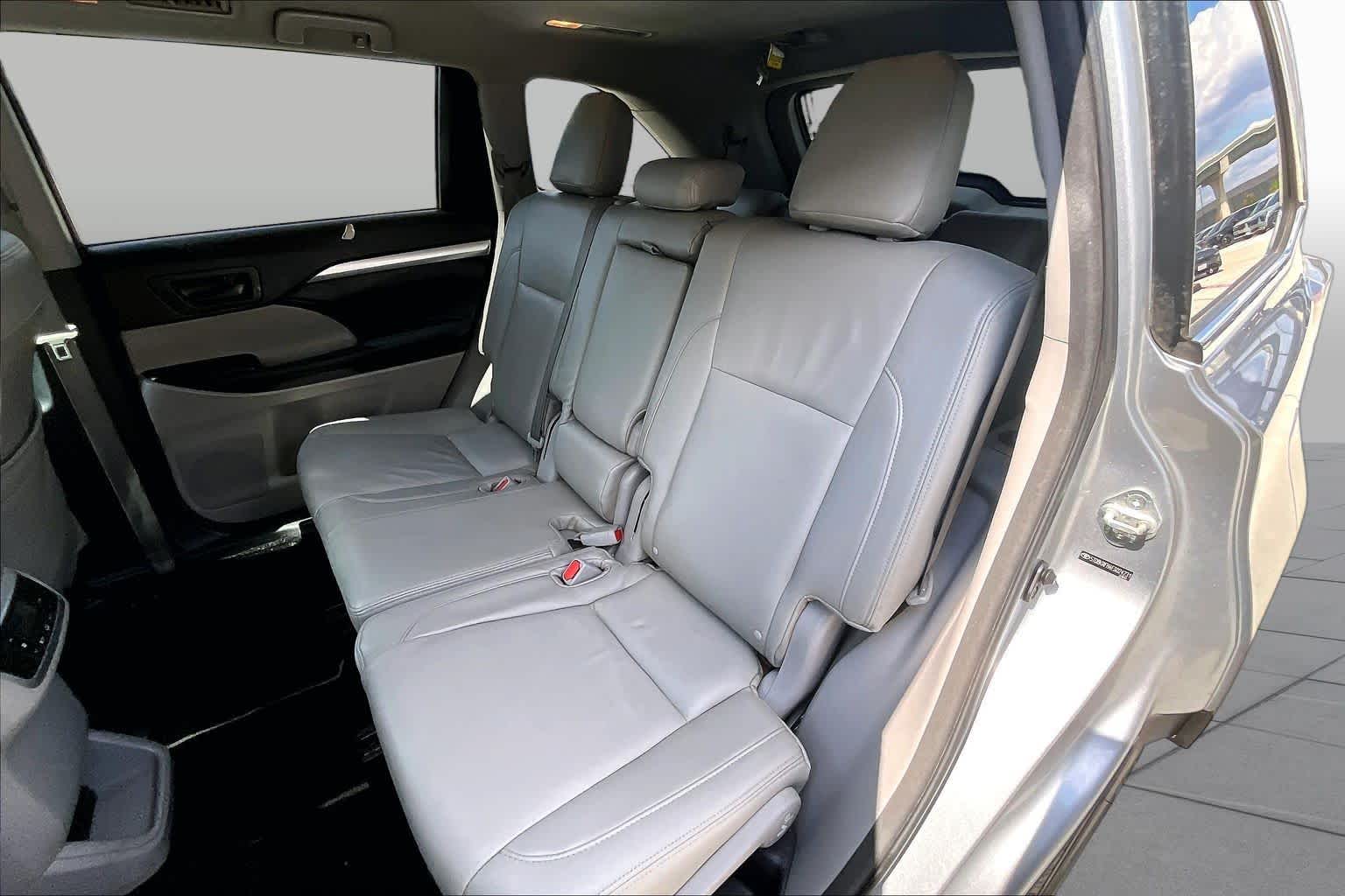 2014 Toyota Highlander photo 18 of 31