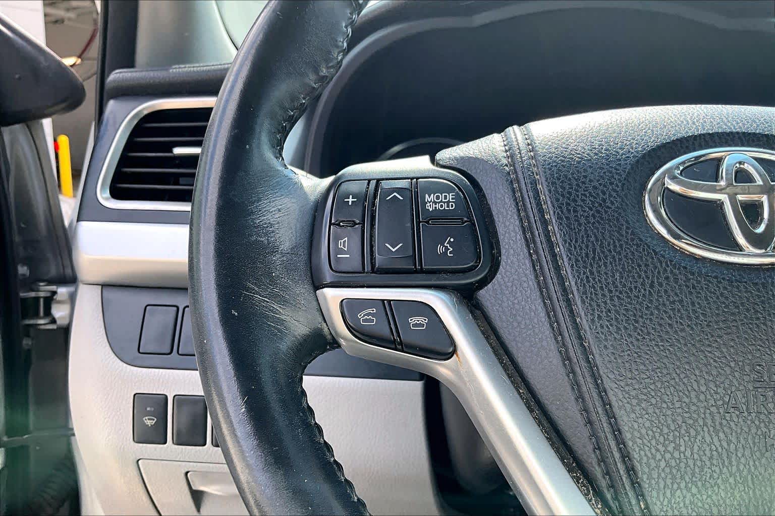 2014 Toyota Highlander photo 22 of 31