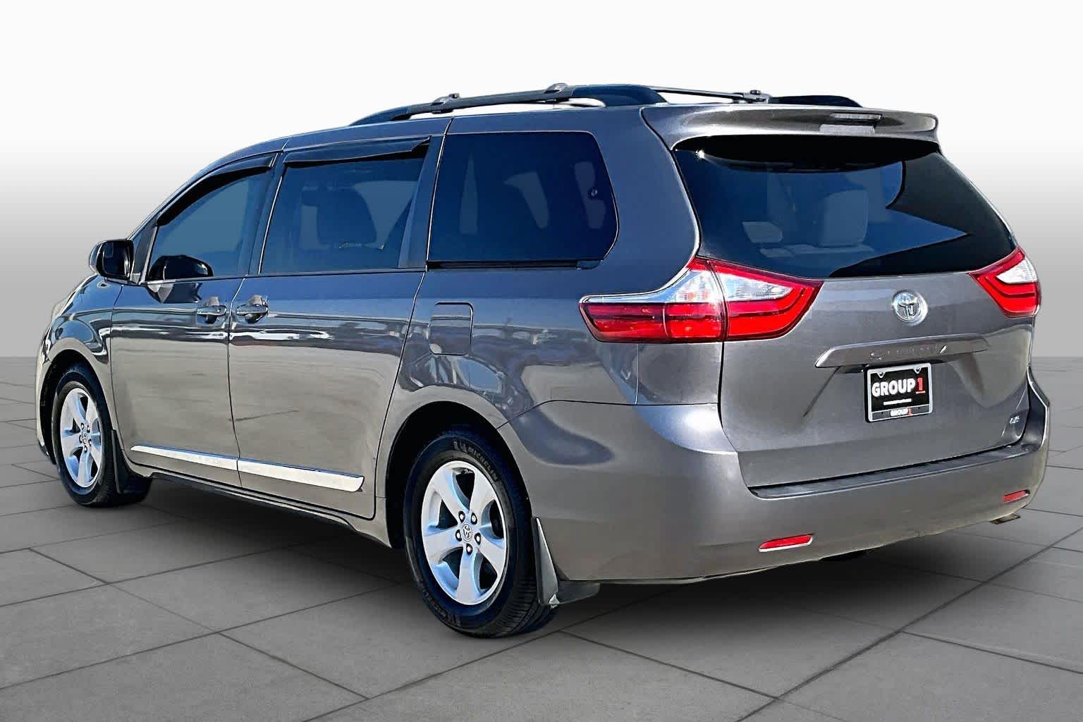 2017 Toyota Sienna photo 10 of 26