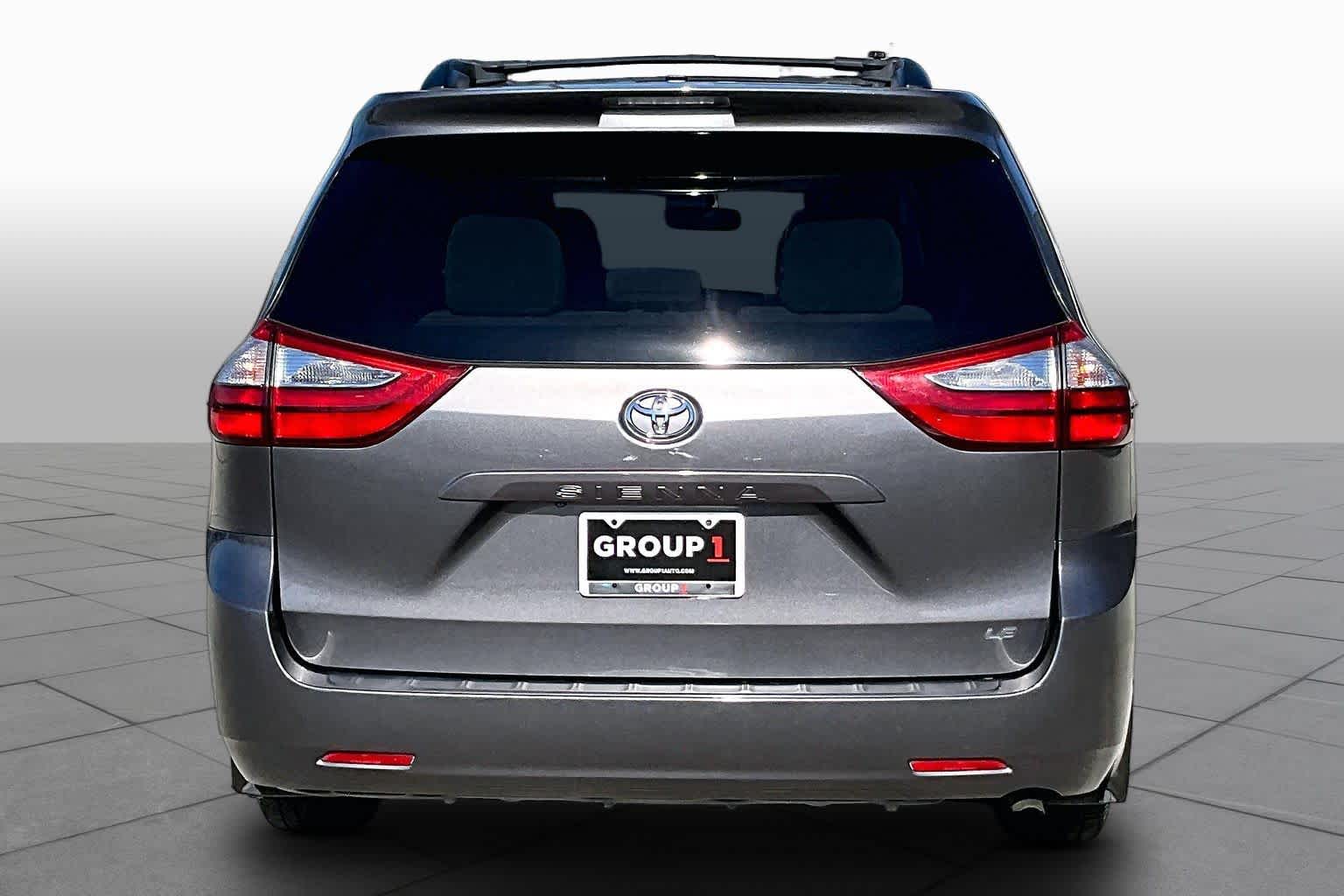 2017 Toyota Sienna photo 4 of 26