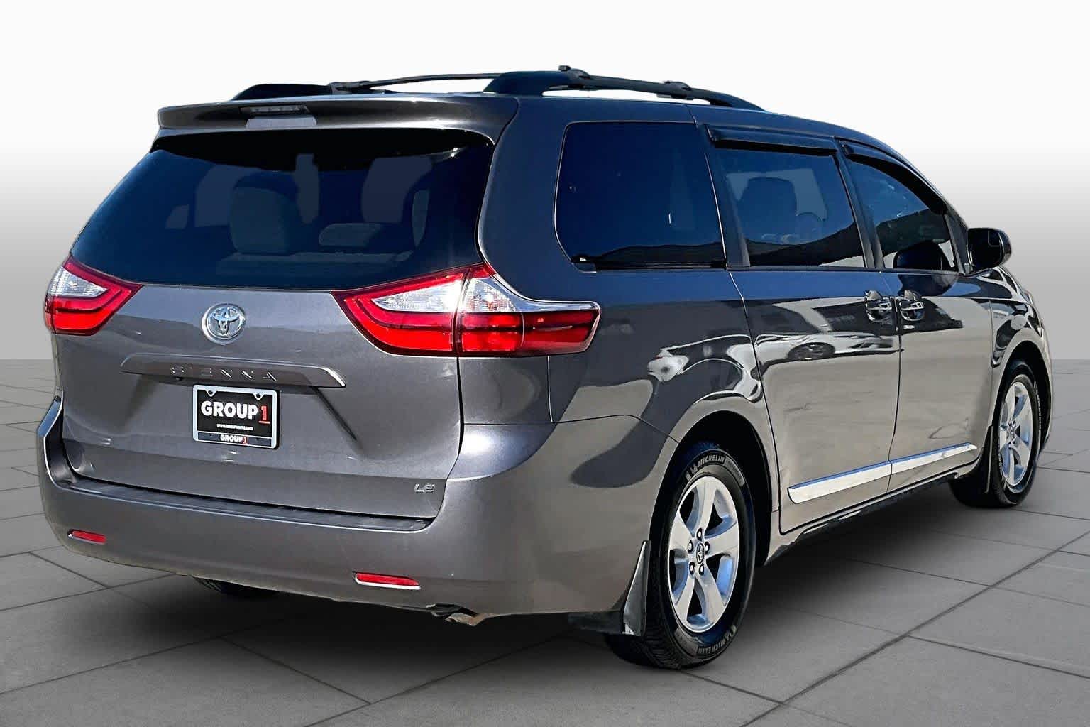 2017 Toyota Sienna photo 11 of 26