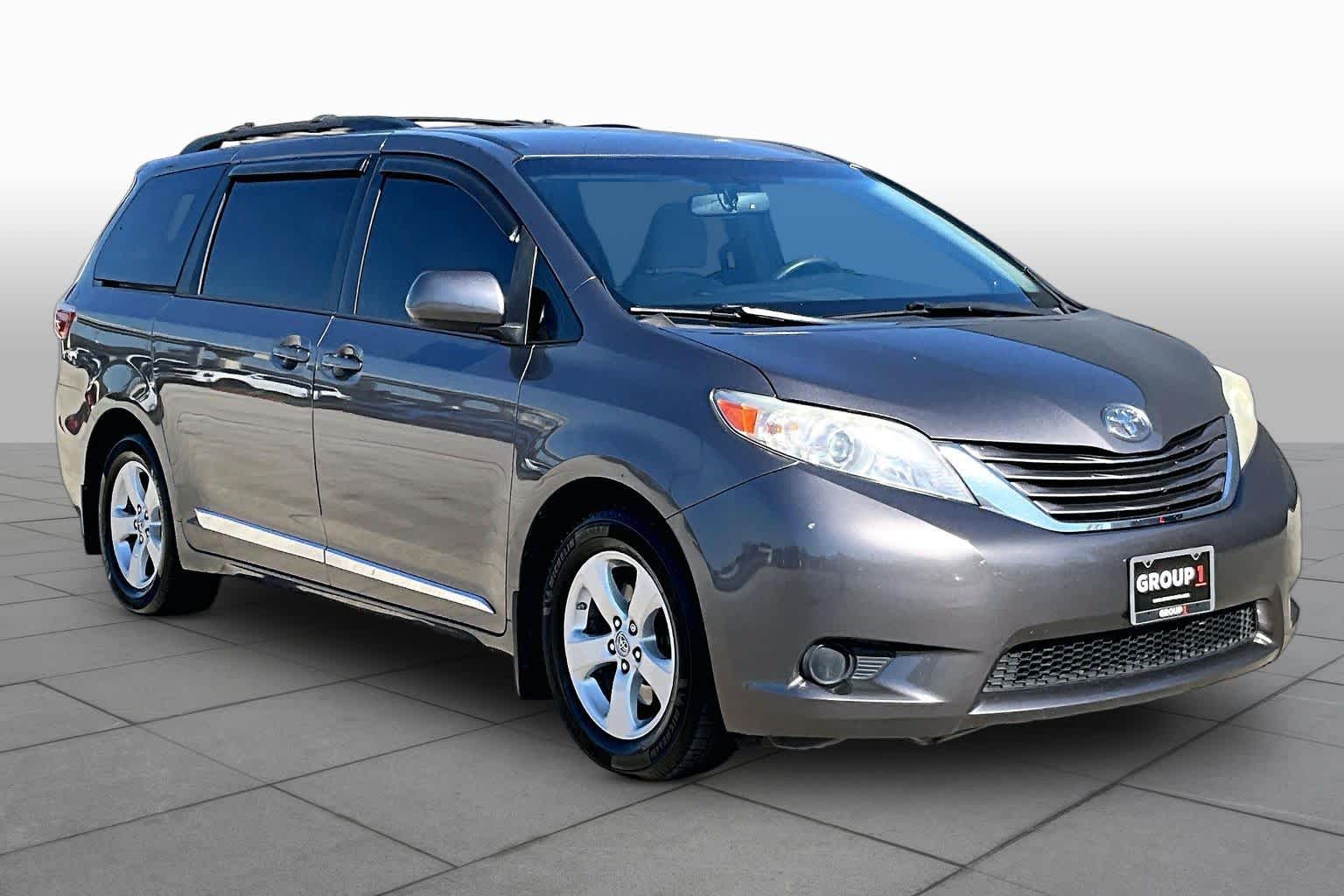 2017 Toyota Sienna photo 2 of 26