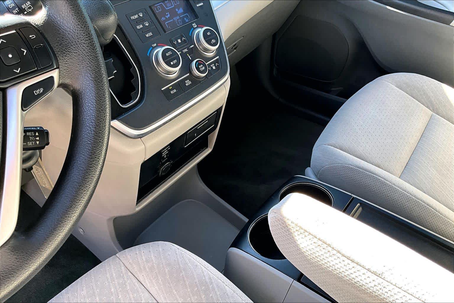 2017 Toyota Sienna photo 13 of 26