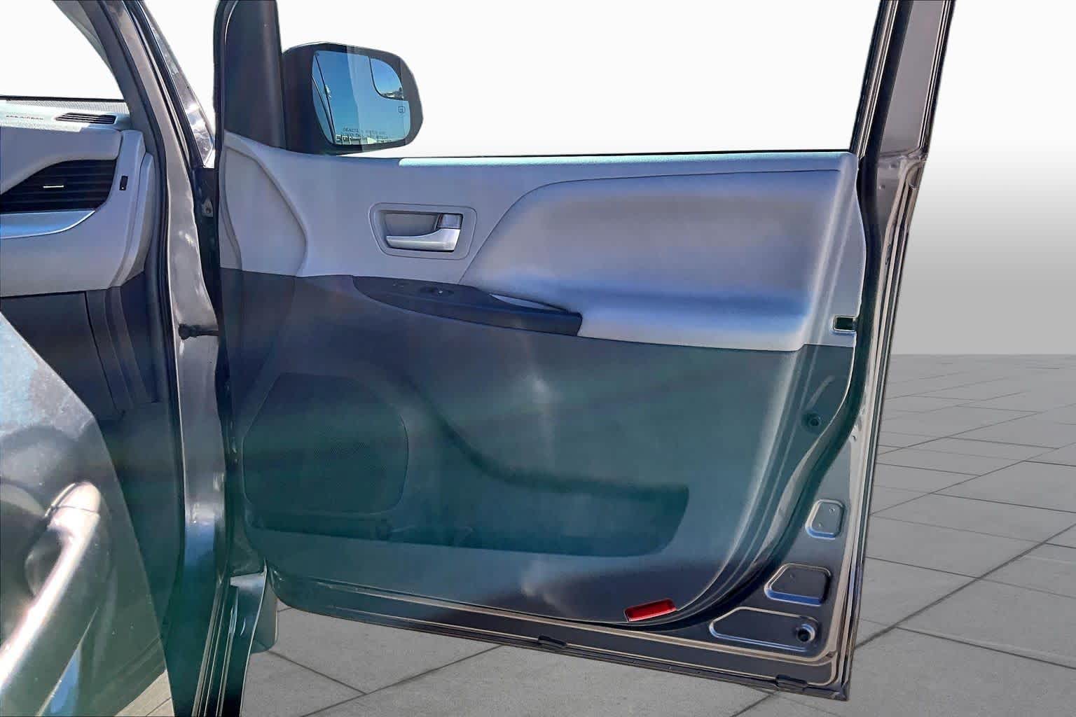 2017 Toyota Sienna photo 18 of 26