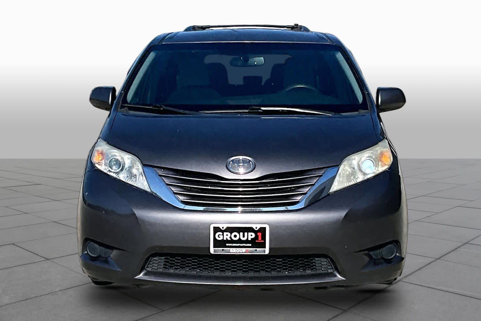 2017 Toyota Sienna photo 3 of 26