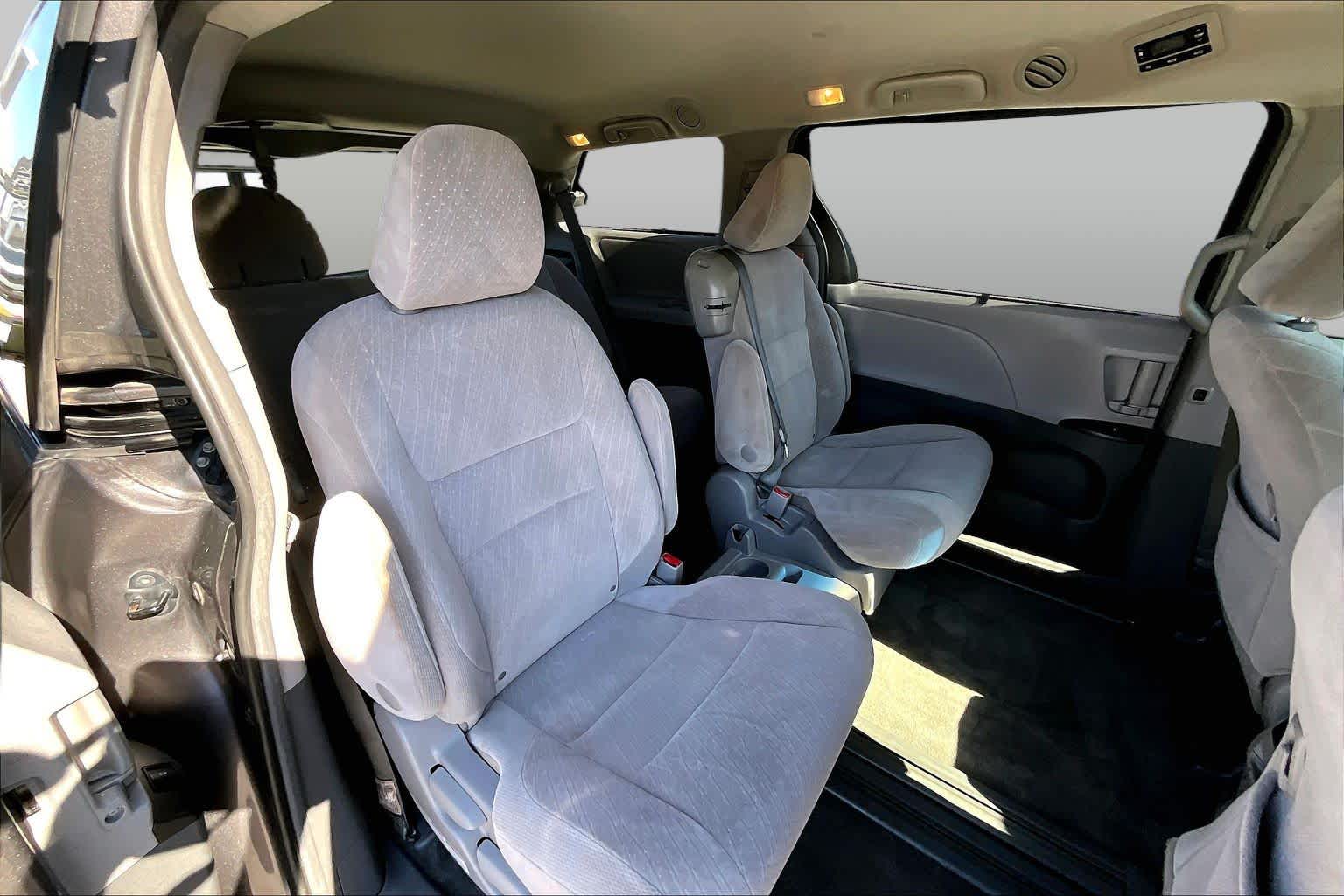 2017 Toyota Sienna photo 16 of 26