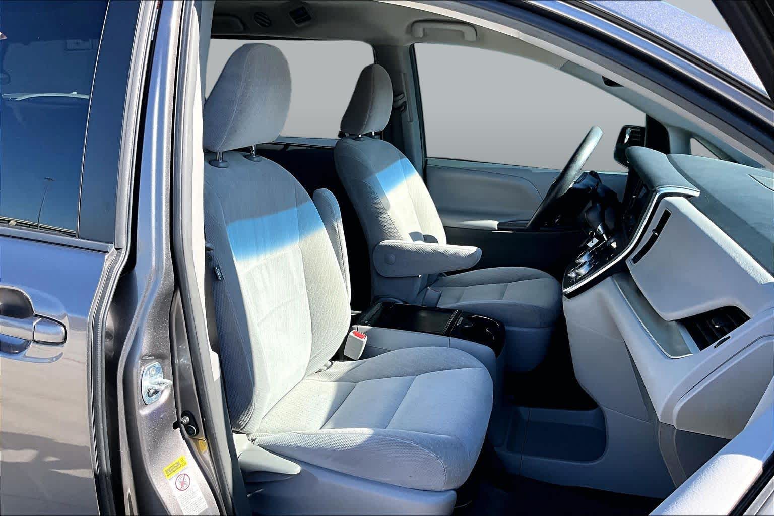 2017 Toyota Sienna photo 8 of 26