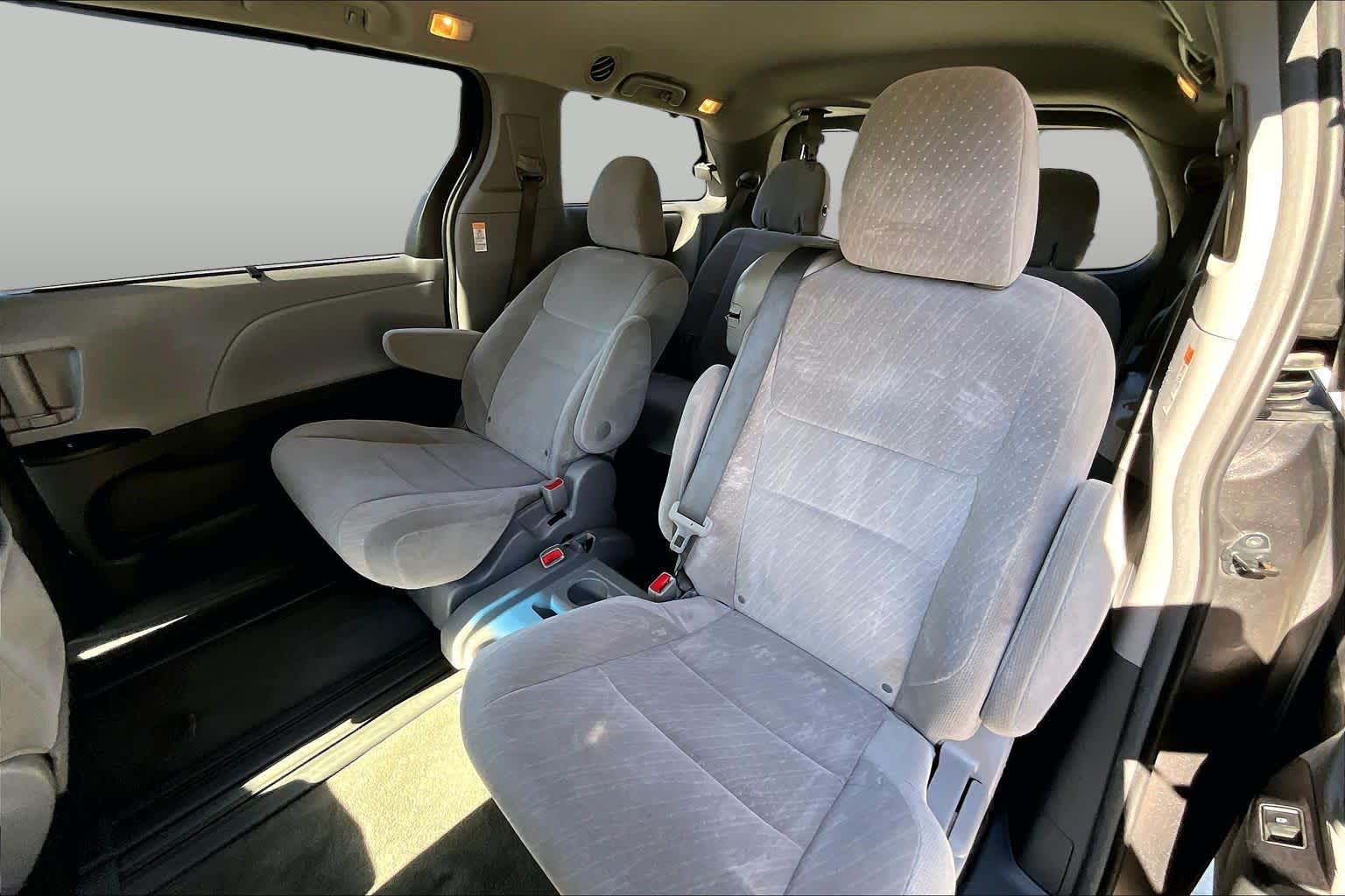 2017 Toyota Sienna photo 15 of 26