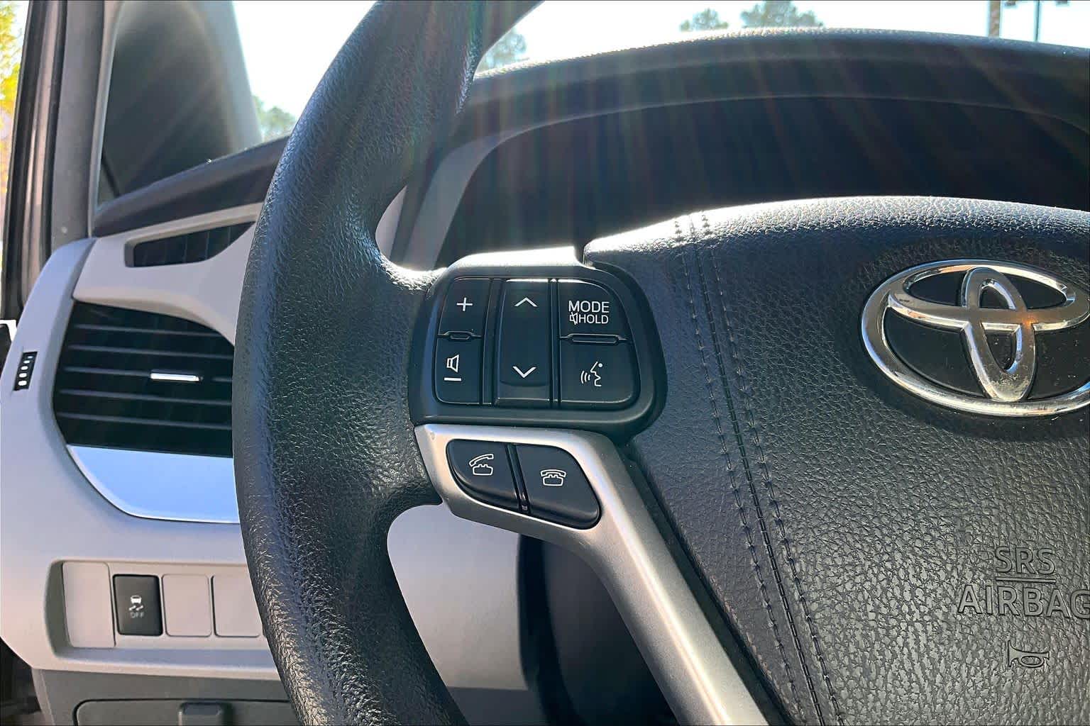 2017 Toyota Sienna photo 19 of 26