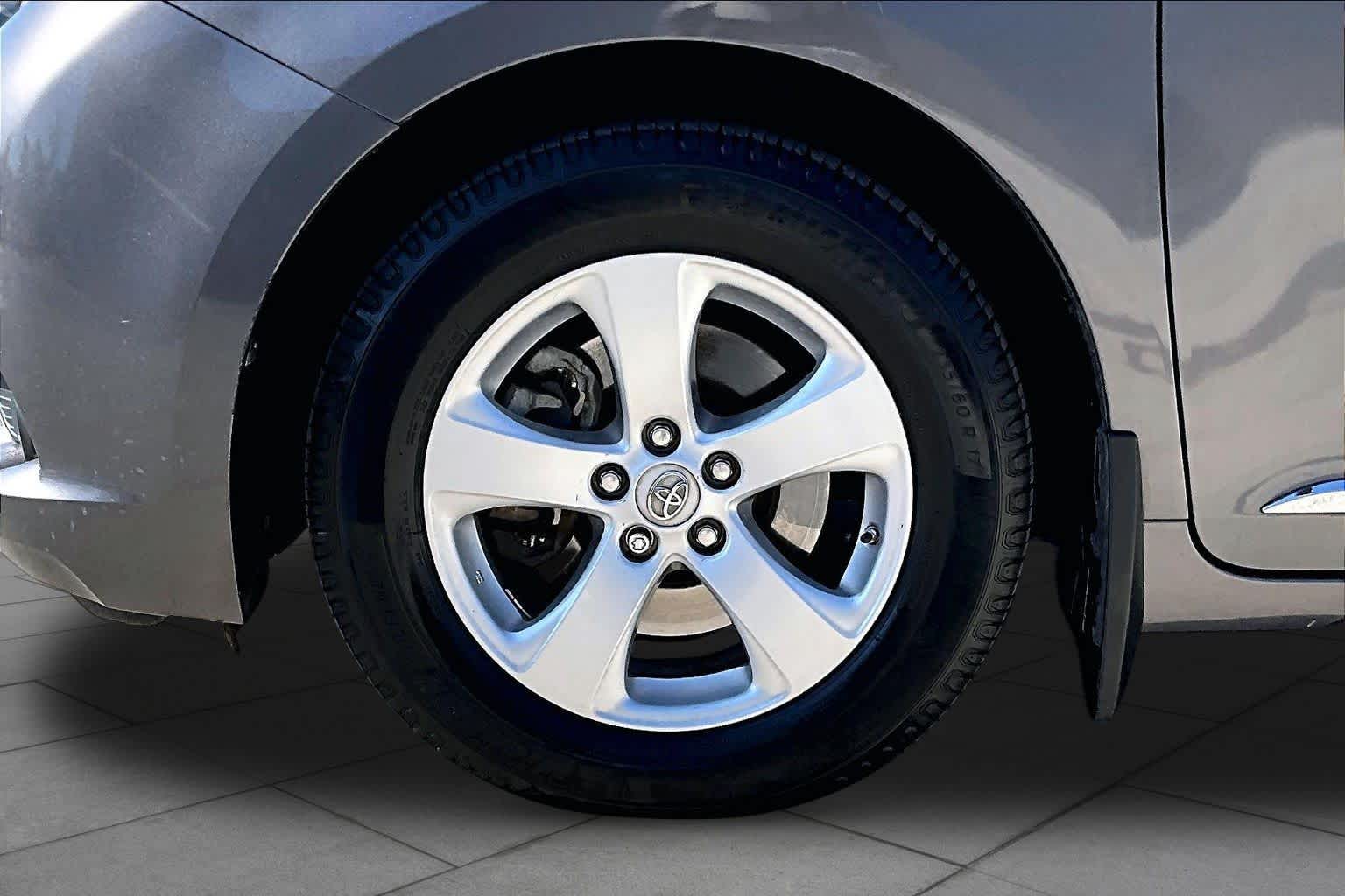 2017 Toyota Sienna photo 9 of 26