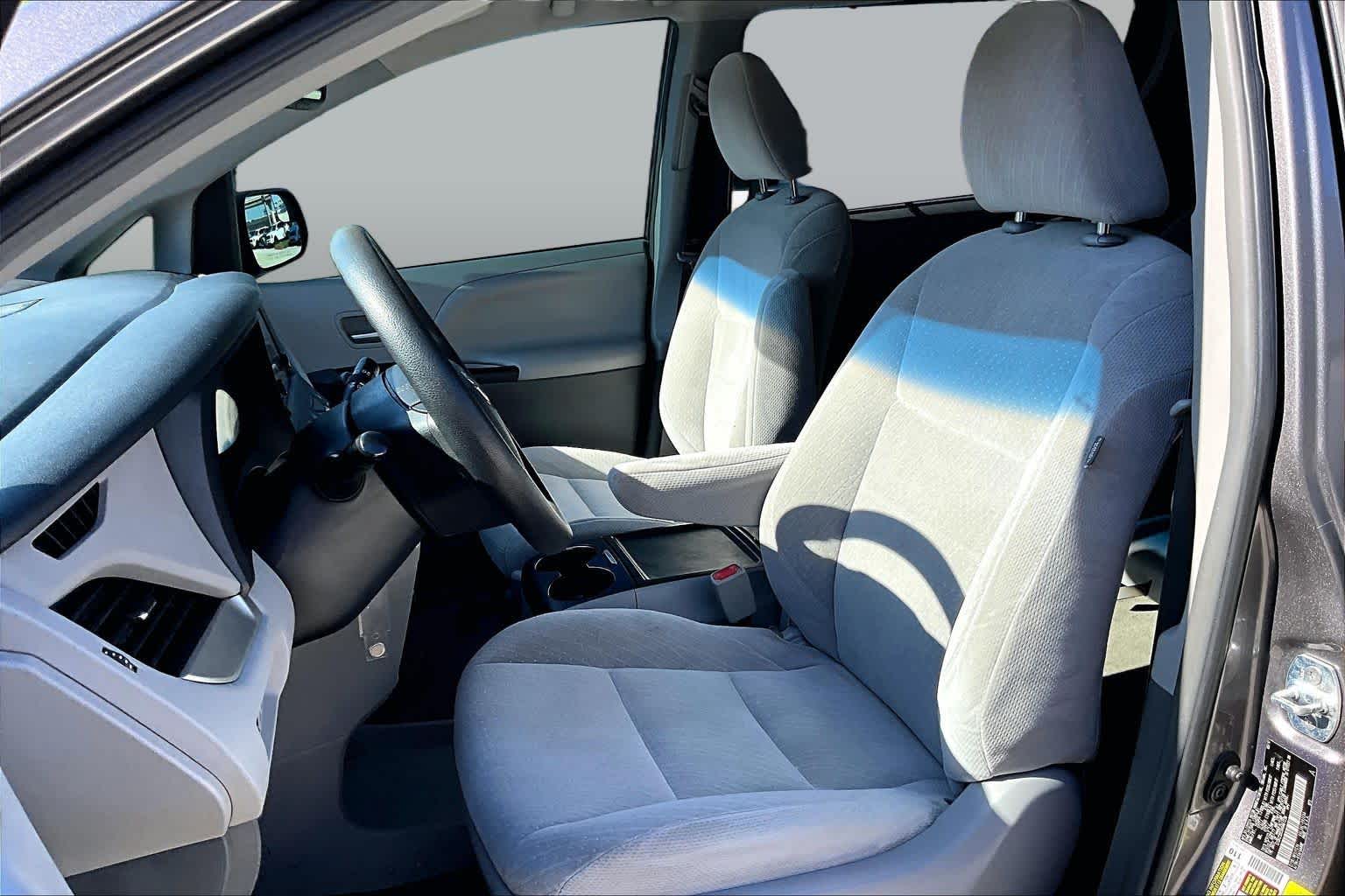 2017 Toyota Sienna photo 7 of 26
